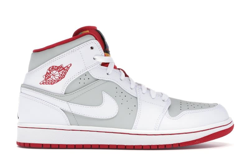 https://res.cloudinary.com/dlqdbsx2k/image/upload/v1780070008/Air-Jordan-1-Retro-Hare-Jordan-2015-Product_etarf2.jpg