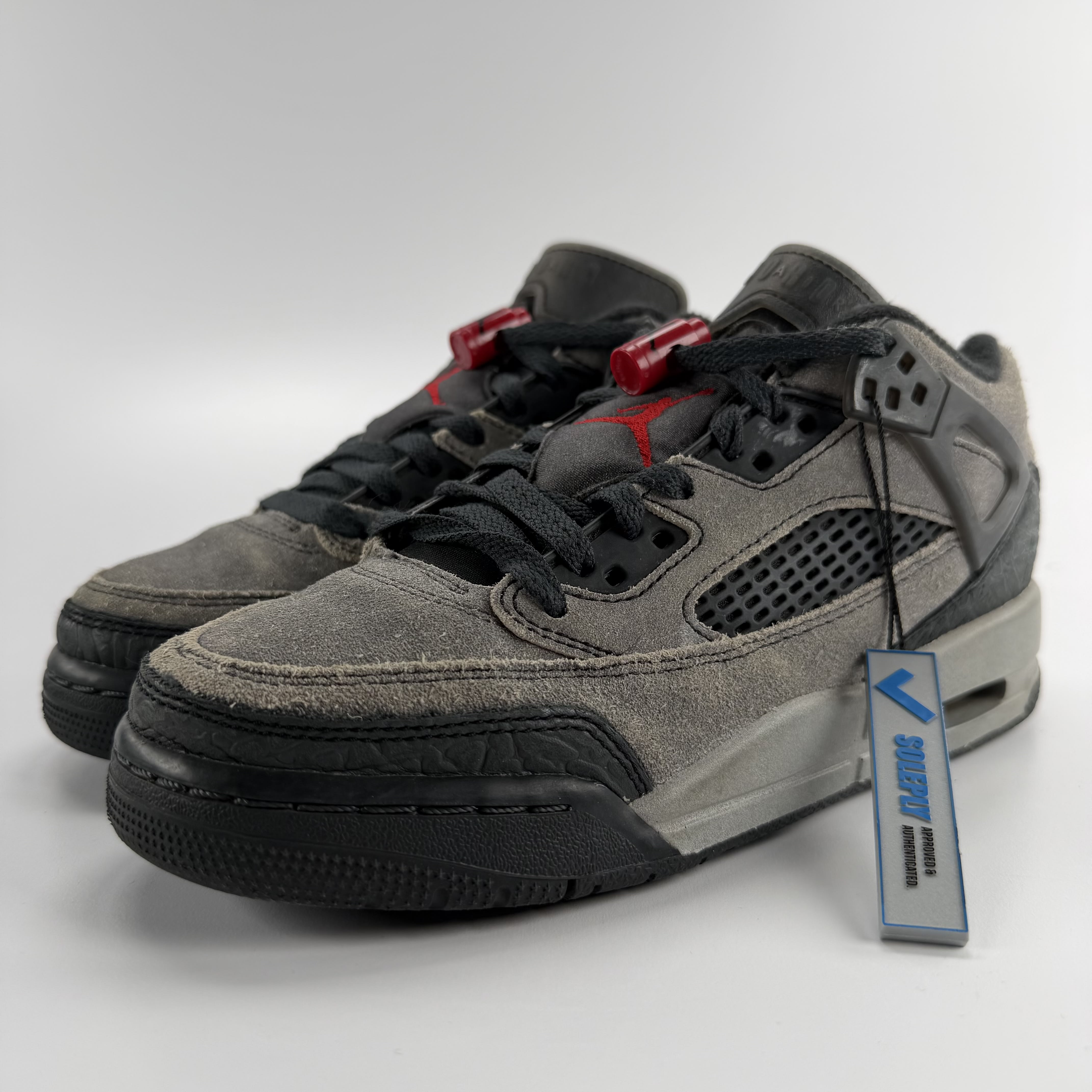 585534 Jordan Spizike Low Anthracite Gym Red (GS)