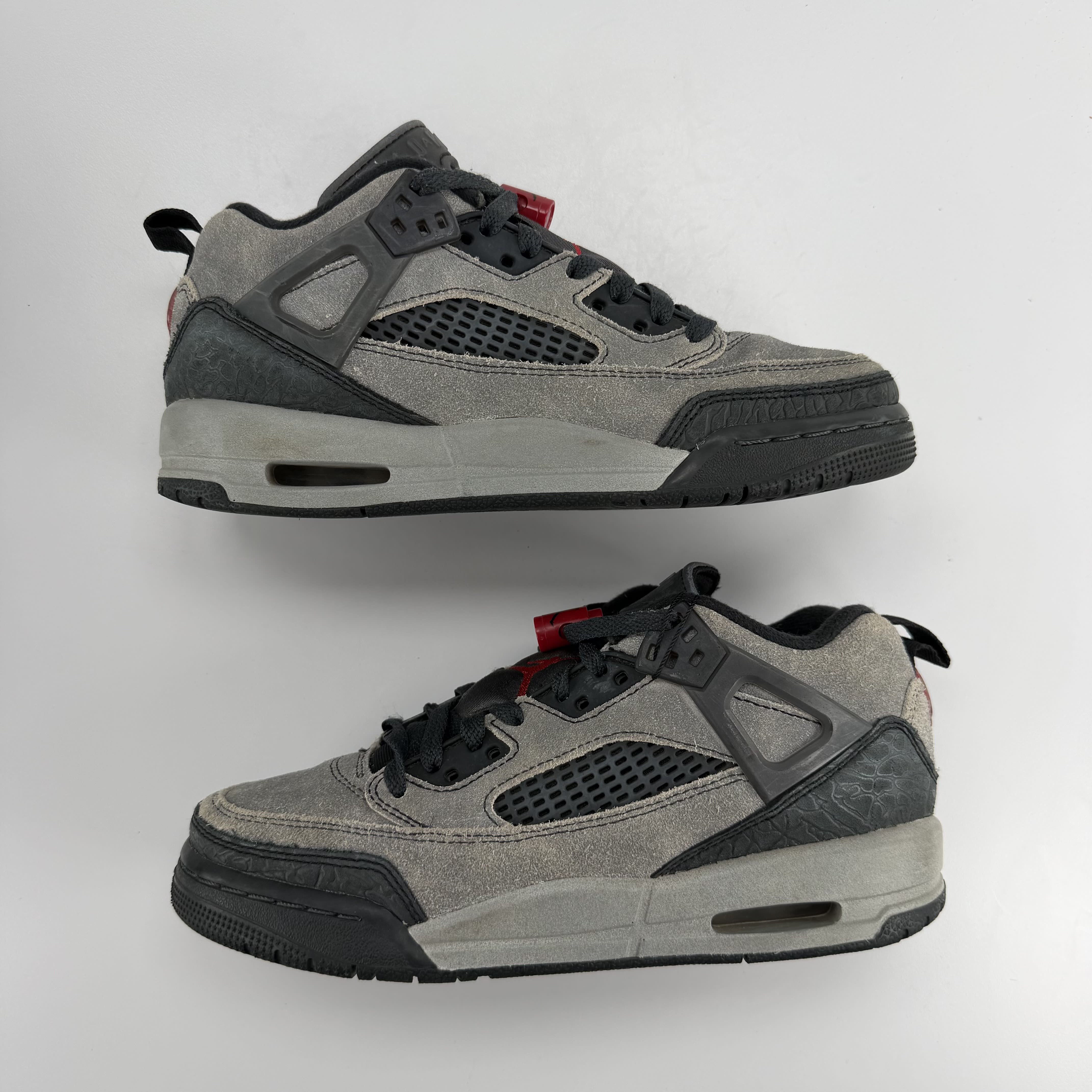 585534 Jordan Spizike Low Anthracite Gym Red (GS)
