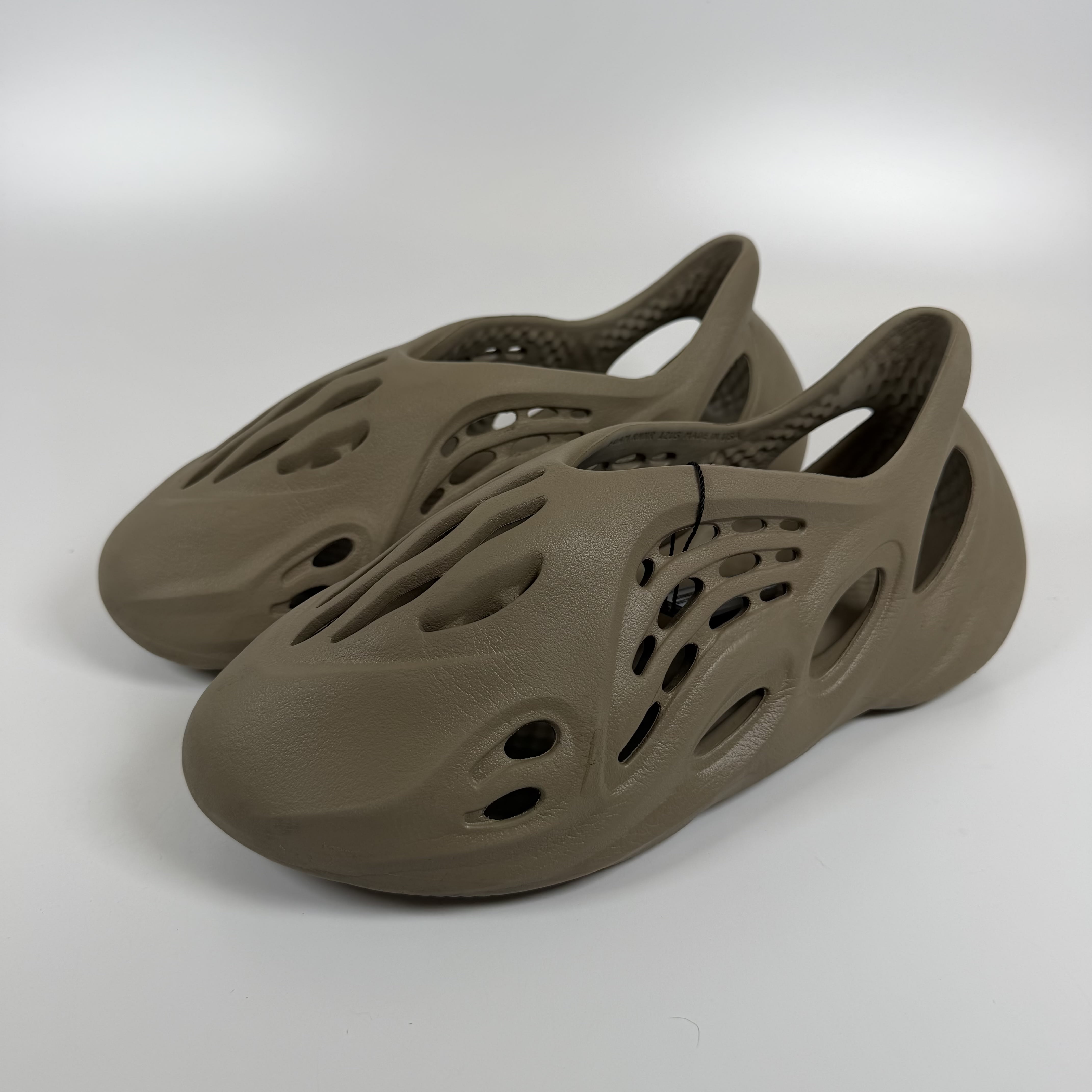 SP9546 adidas Yeezy Foam RNR Stone Taupe