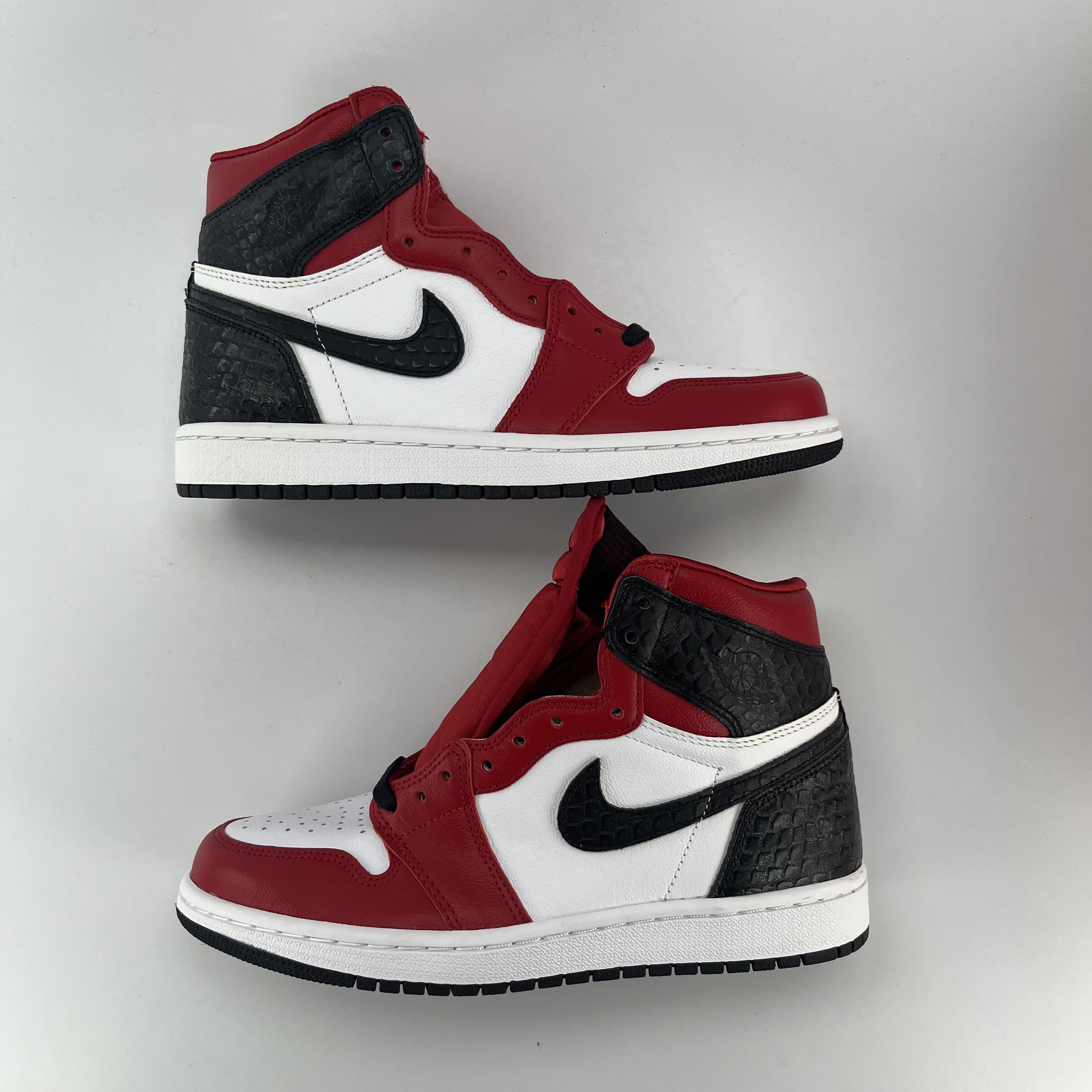 437219 Wmns Air Jordan 1 Retro High OG 'Satin Red'