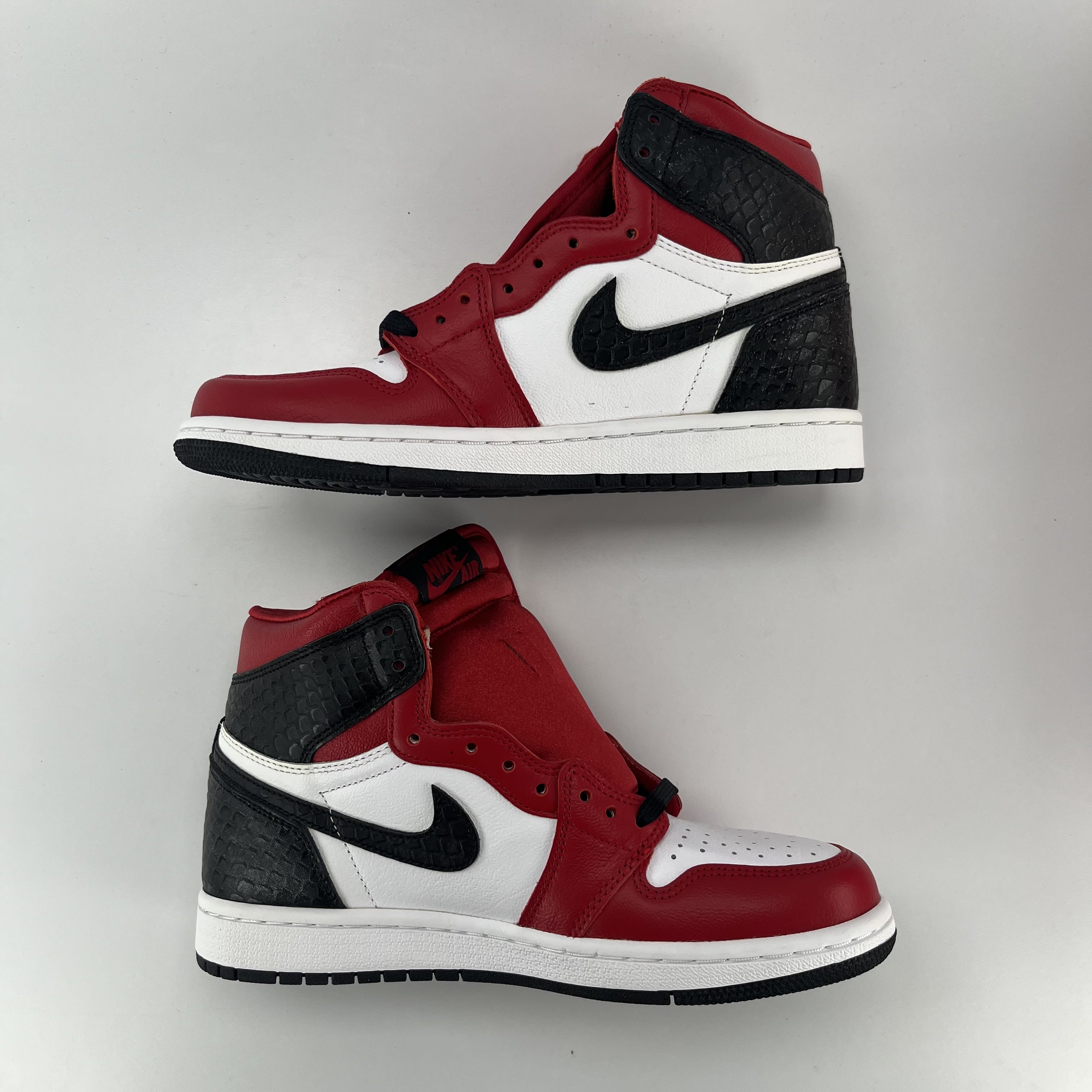 437219 Wmns Air Jordan 1 Retro High OG 'Satin Red'