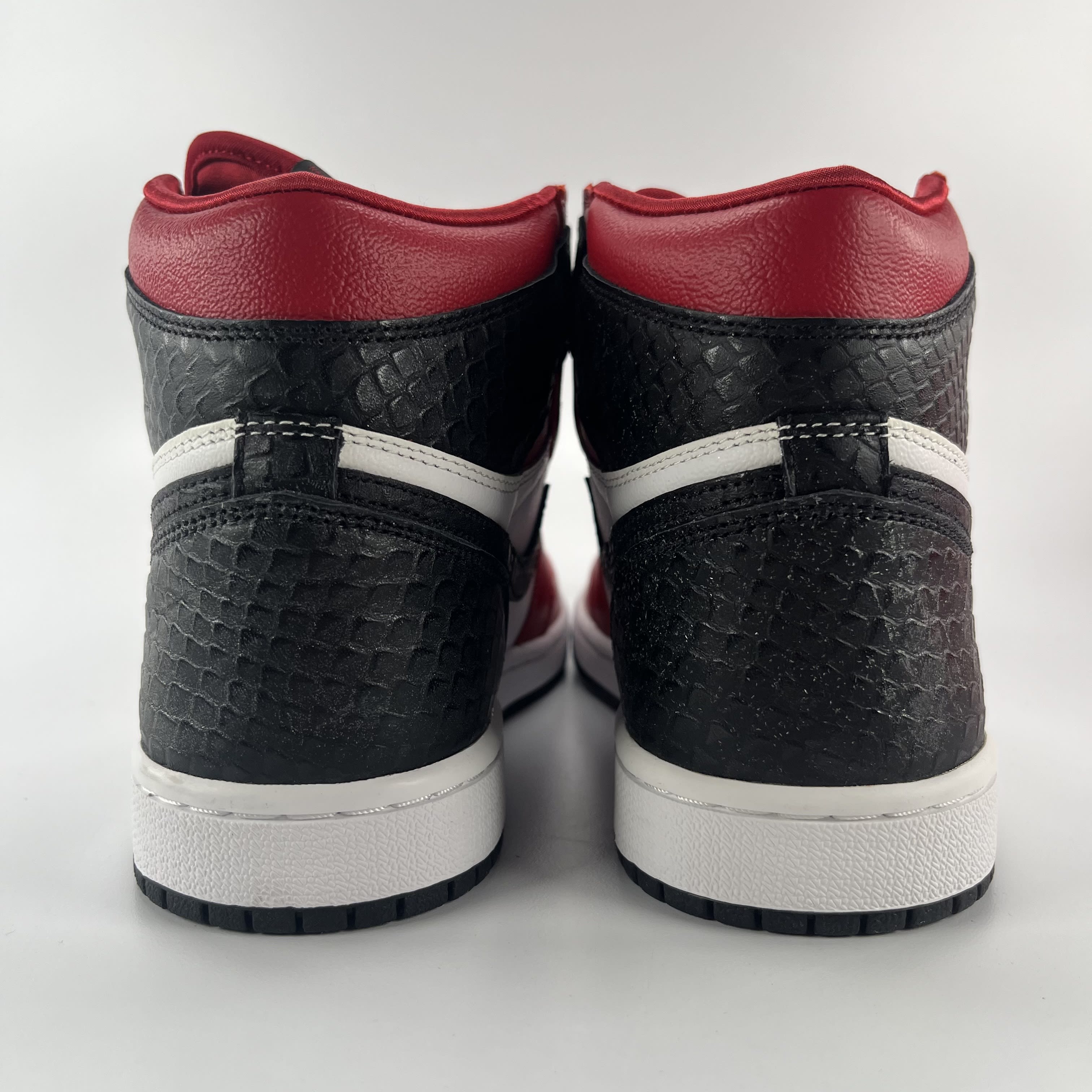 437219 Wmns Air Jordan 1 Retro High OG 'Satin Red'