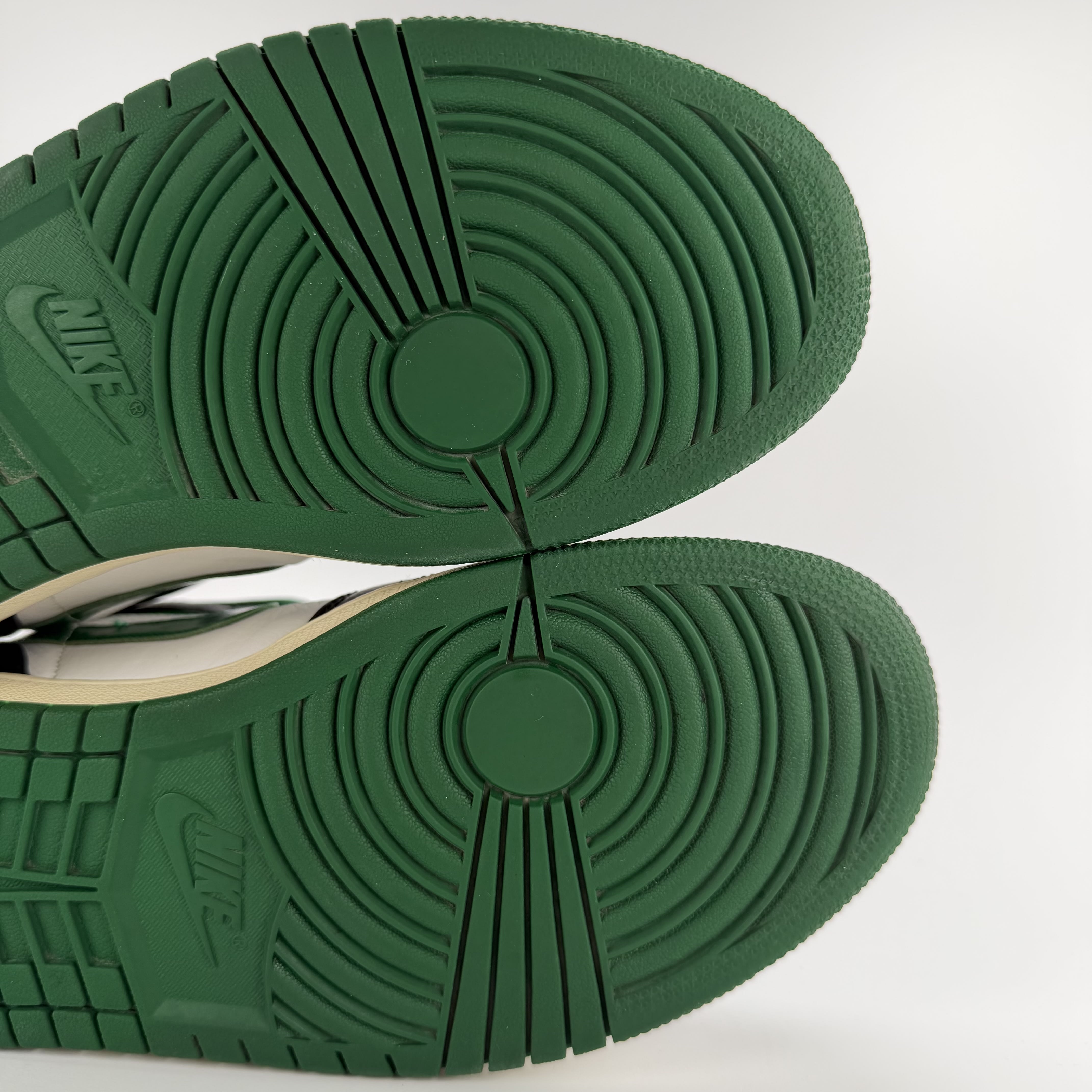 635942 Jordan 1 Mid Green Toe