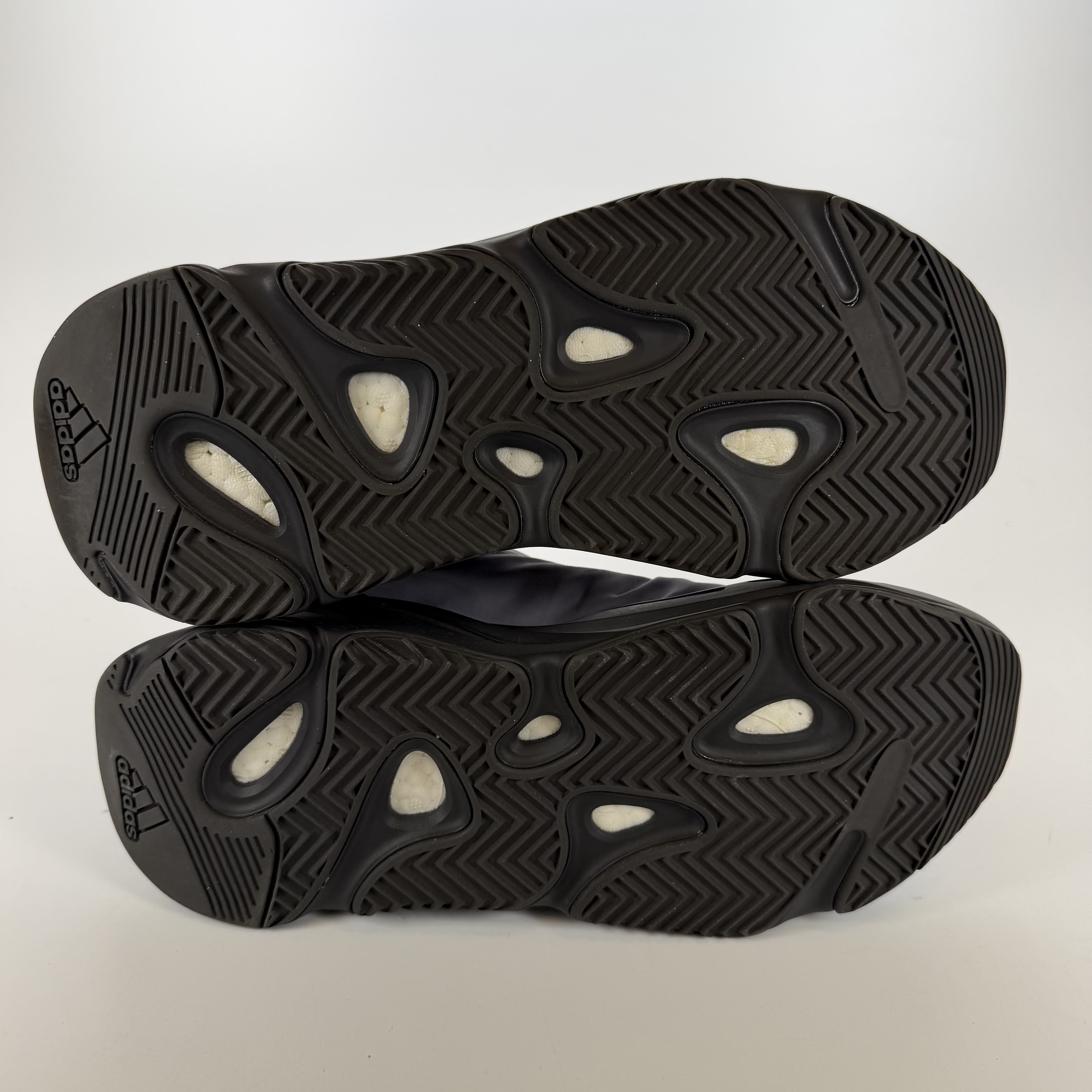 351835 Yeezy Boost 700 MNVN 'Geode'