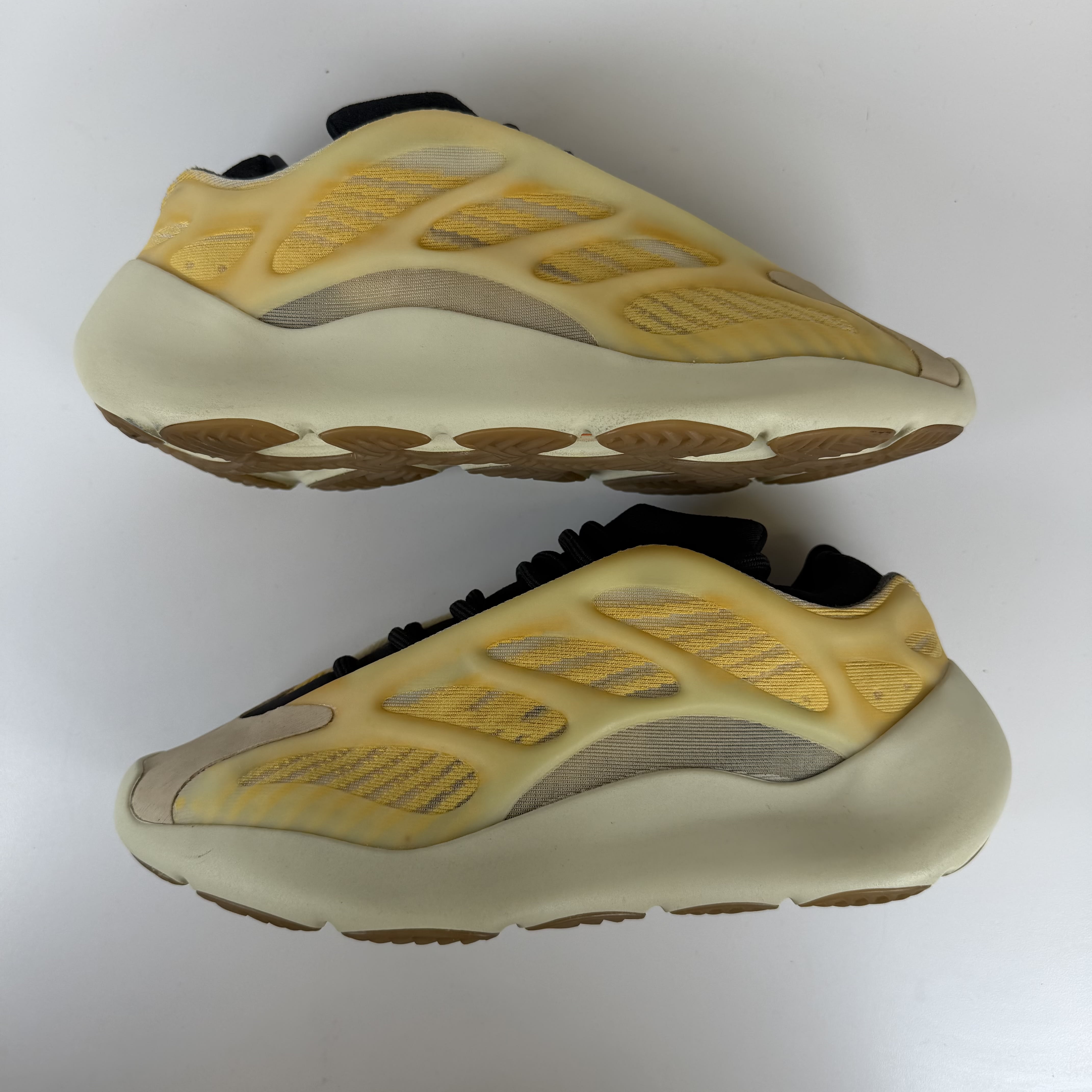 522691 Yeezy 700 V3 'Mono Safflower'