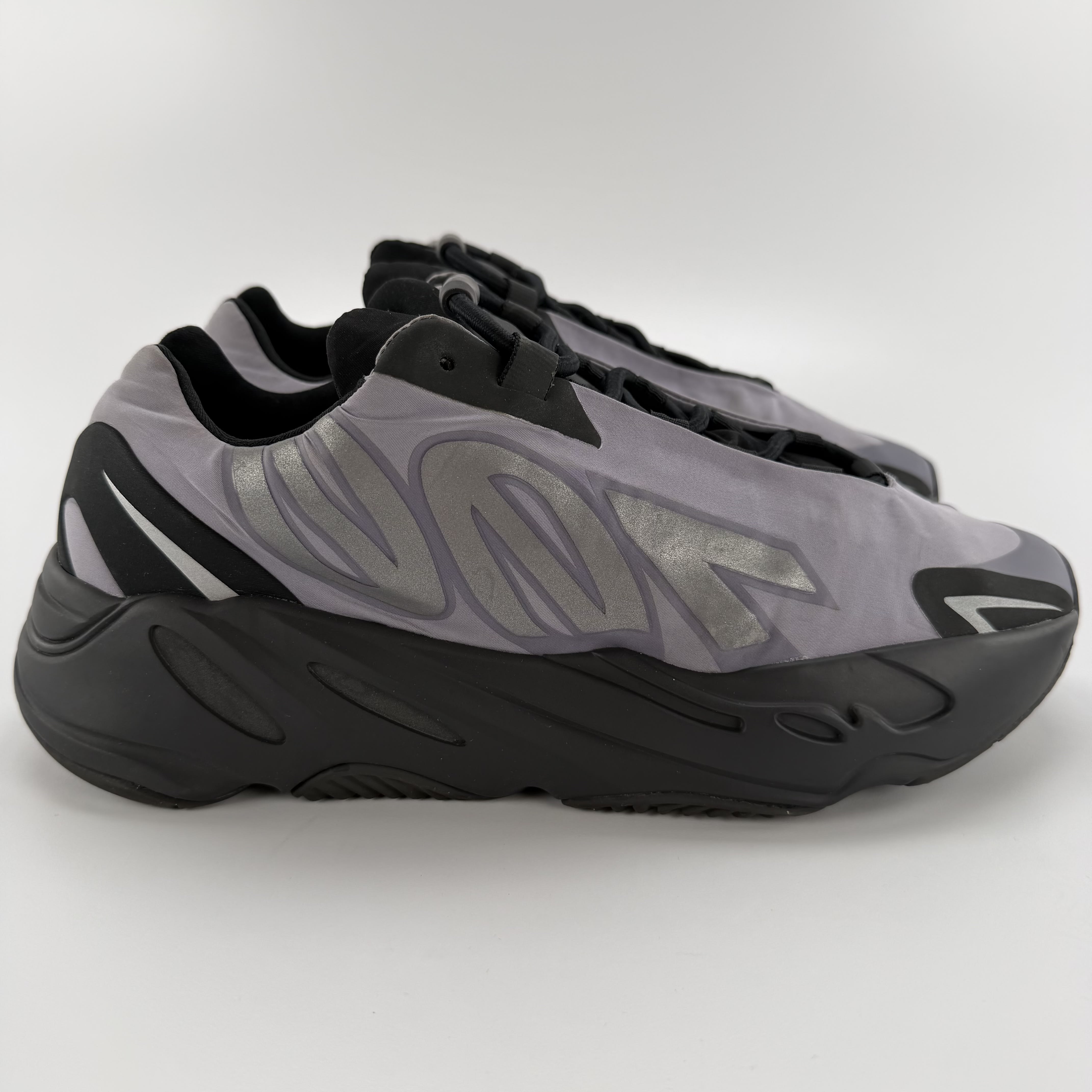 351835 Yeezy Boost 700 MNVN 'Geode'