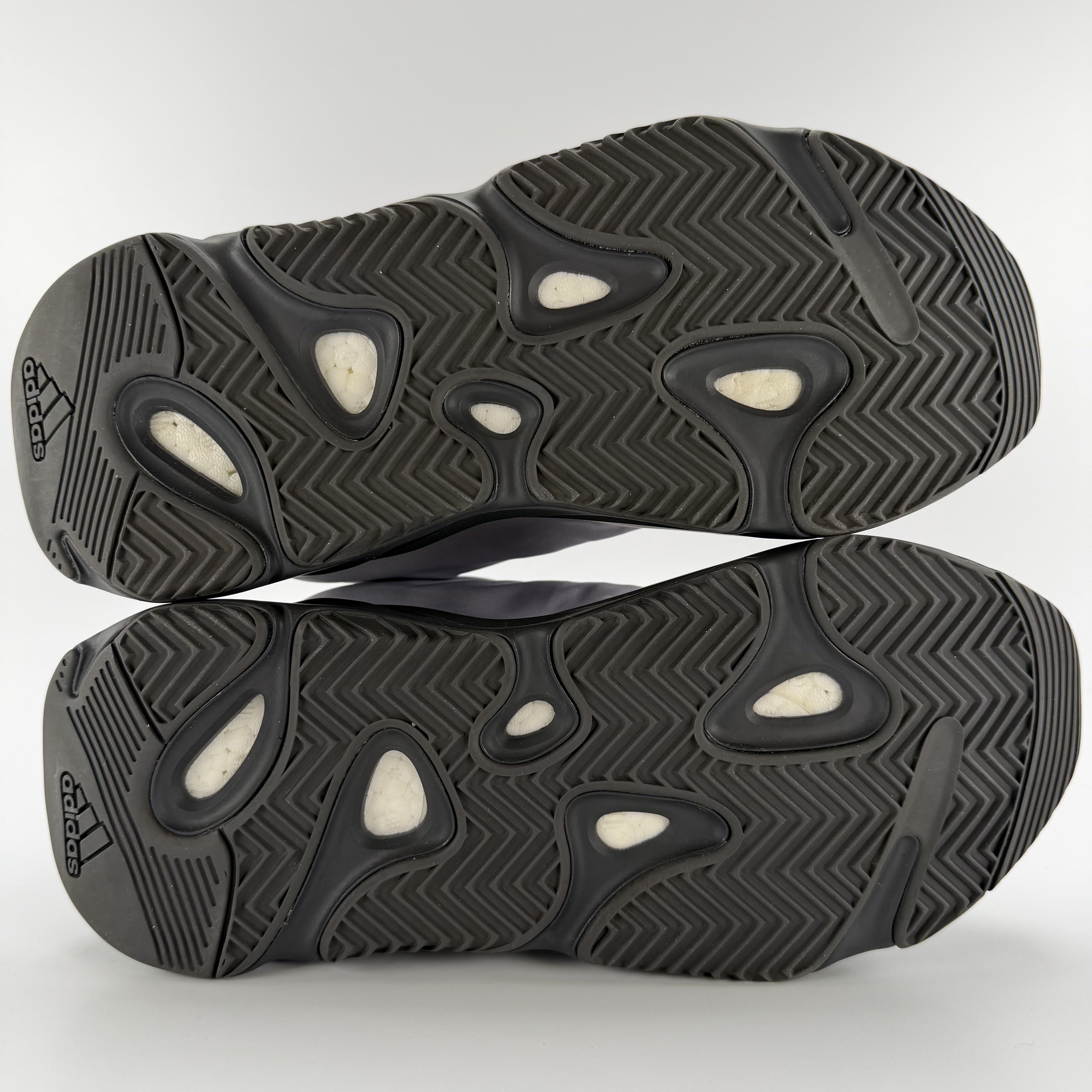 351835 Yeezy Boost 700 MNVN 'Geode'