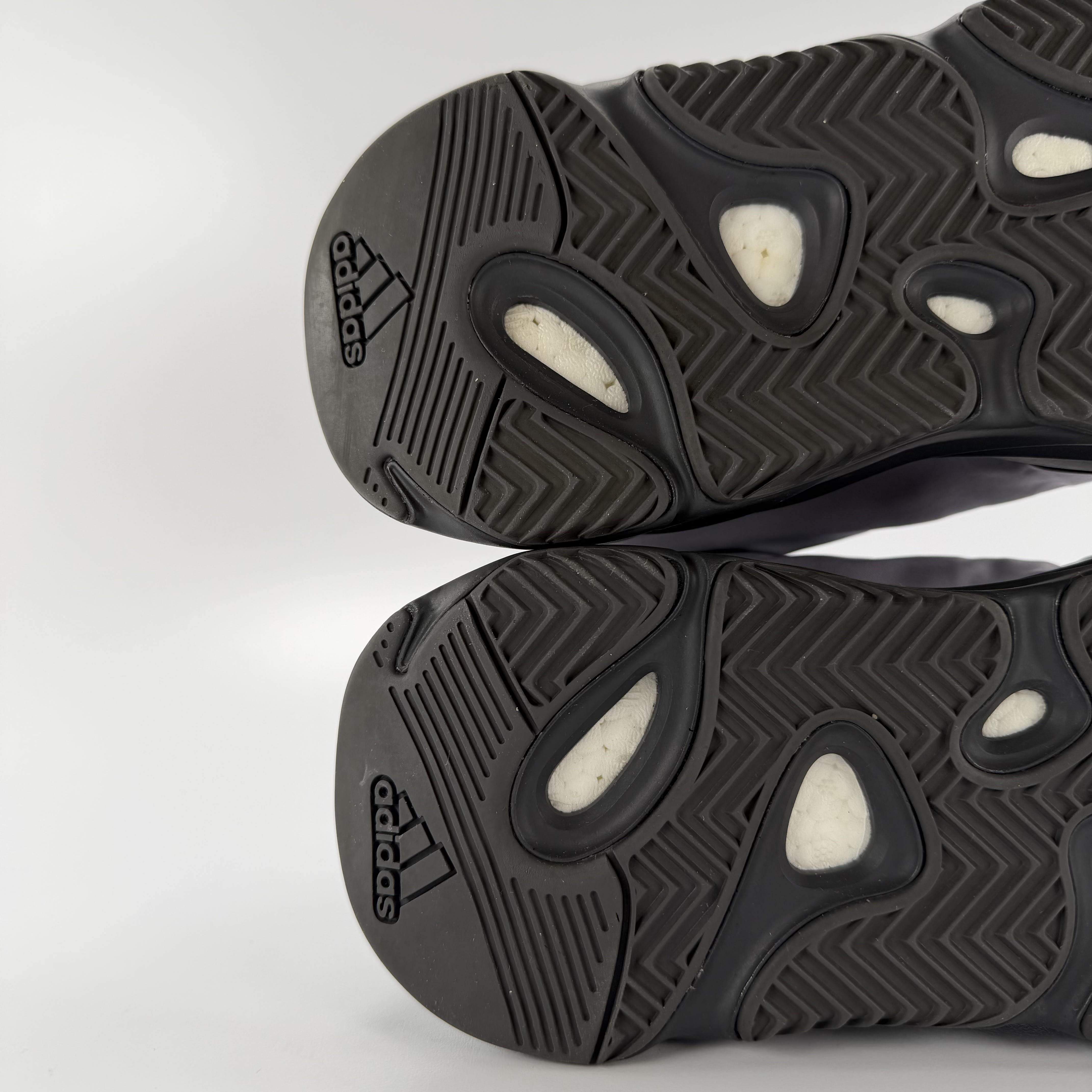 351835 Yeezy Boost 700 MNVN 'Geode'