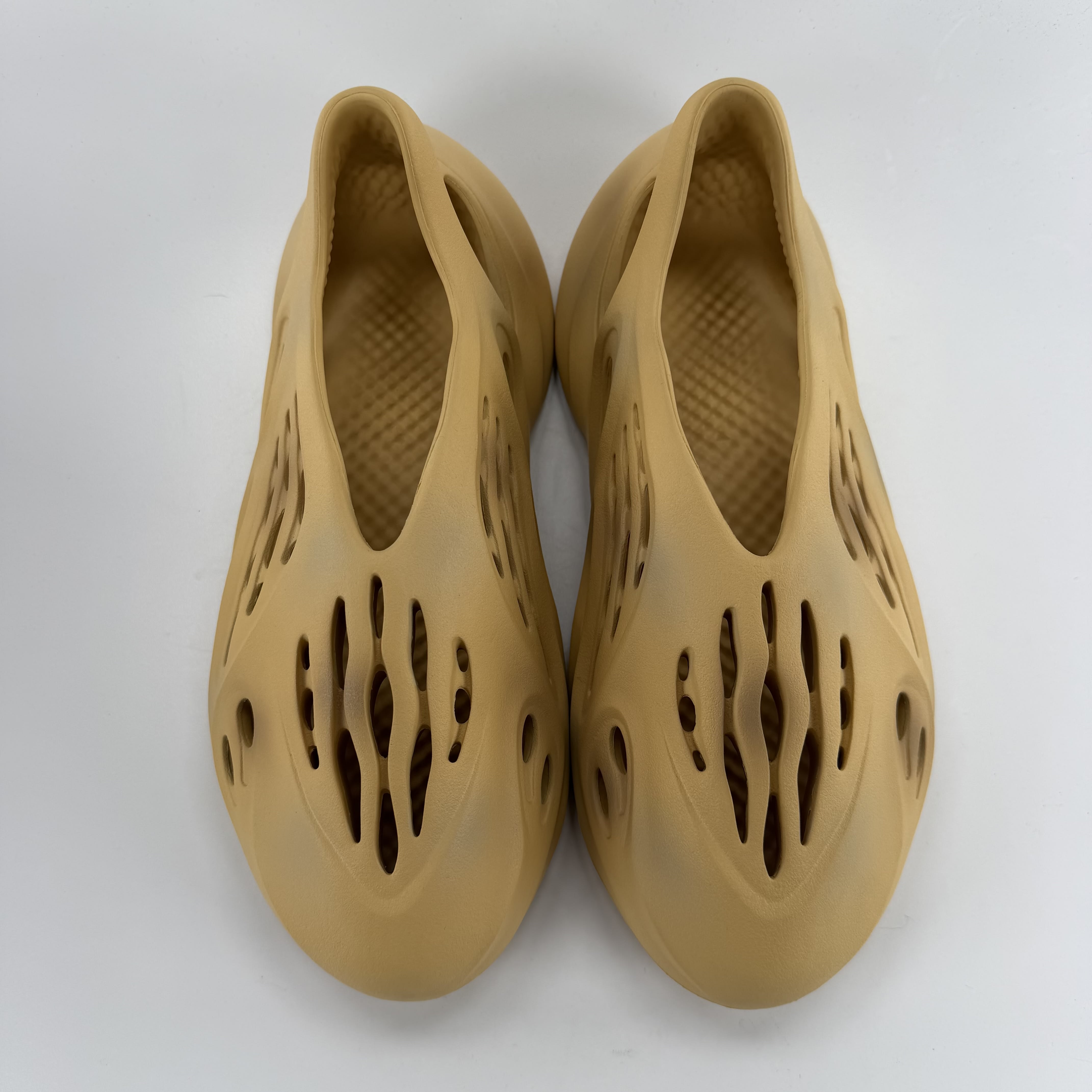 281495 Yeezy Foam RNR 'Desert Sand'