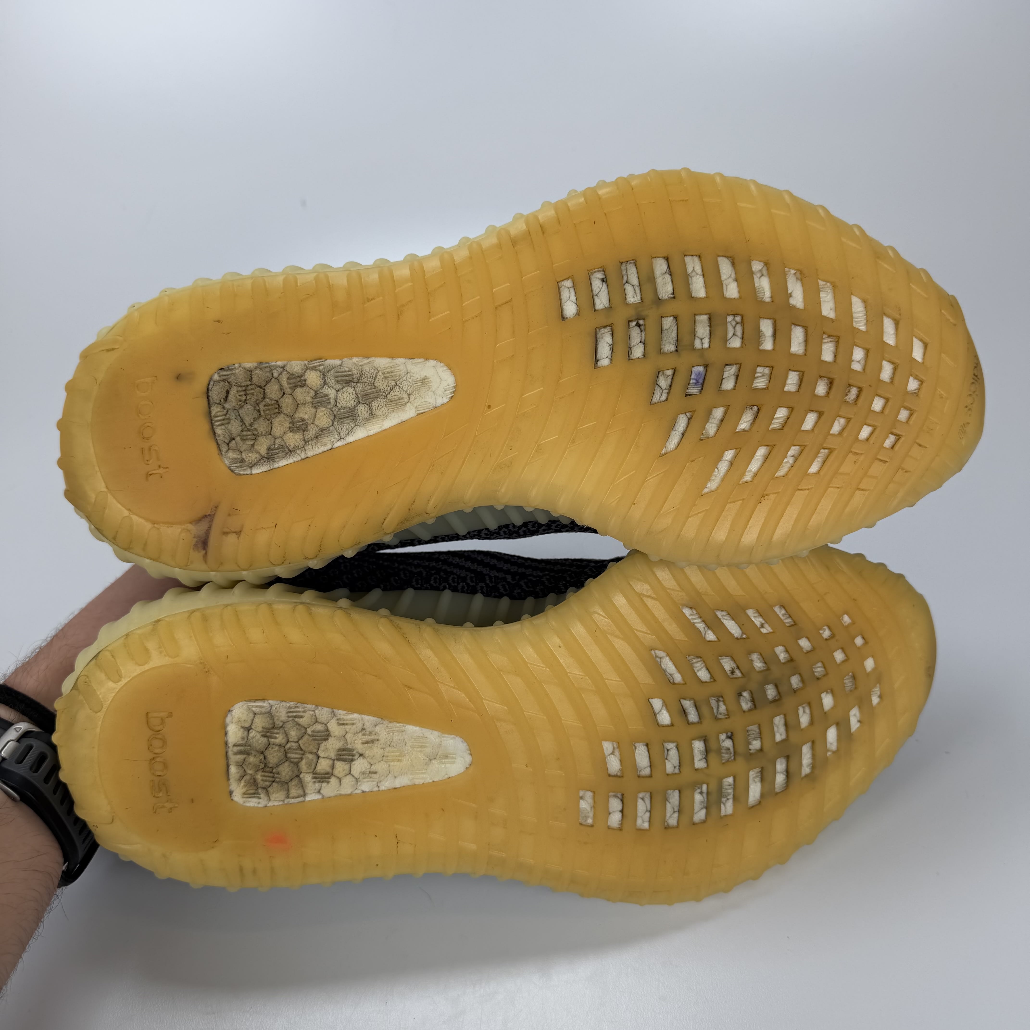 677335 adidas Yeezy Boost 350 V2 Carbon
