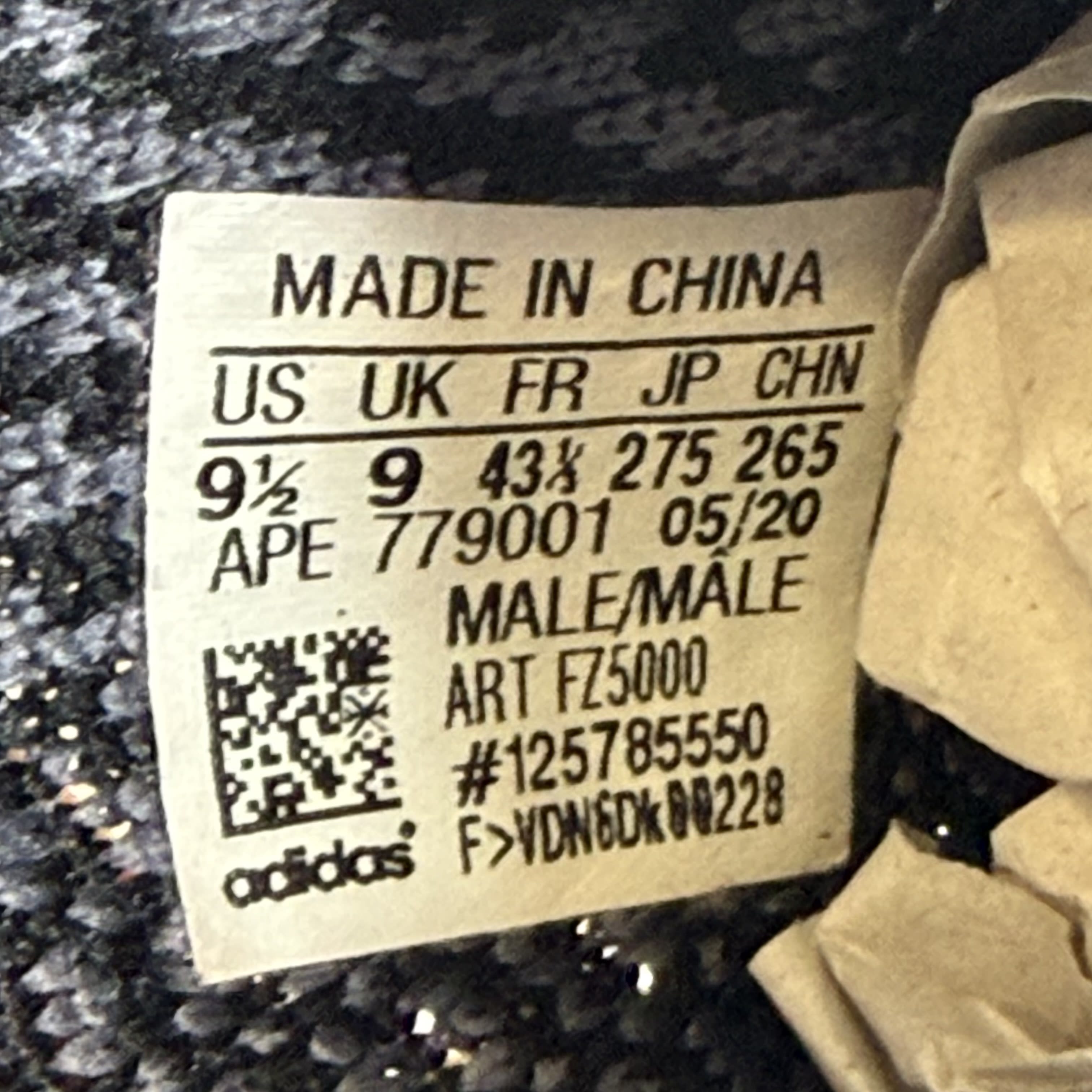 677335 adidas Yeezy Boost 350 V2 Carbon
