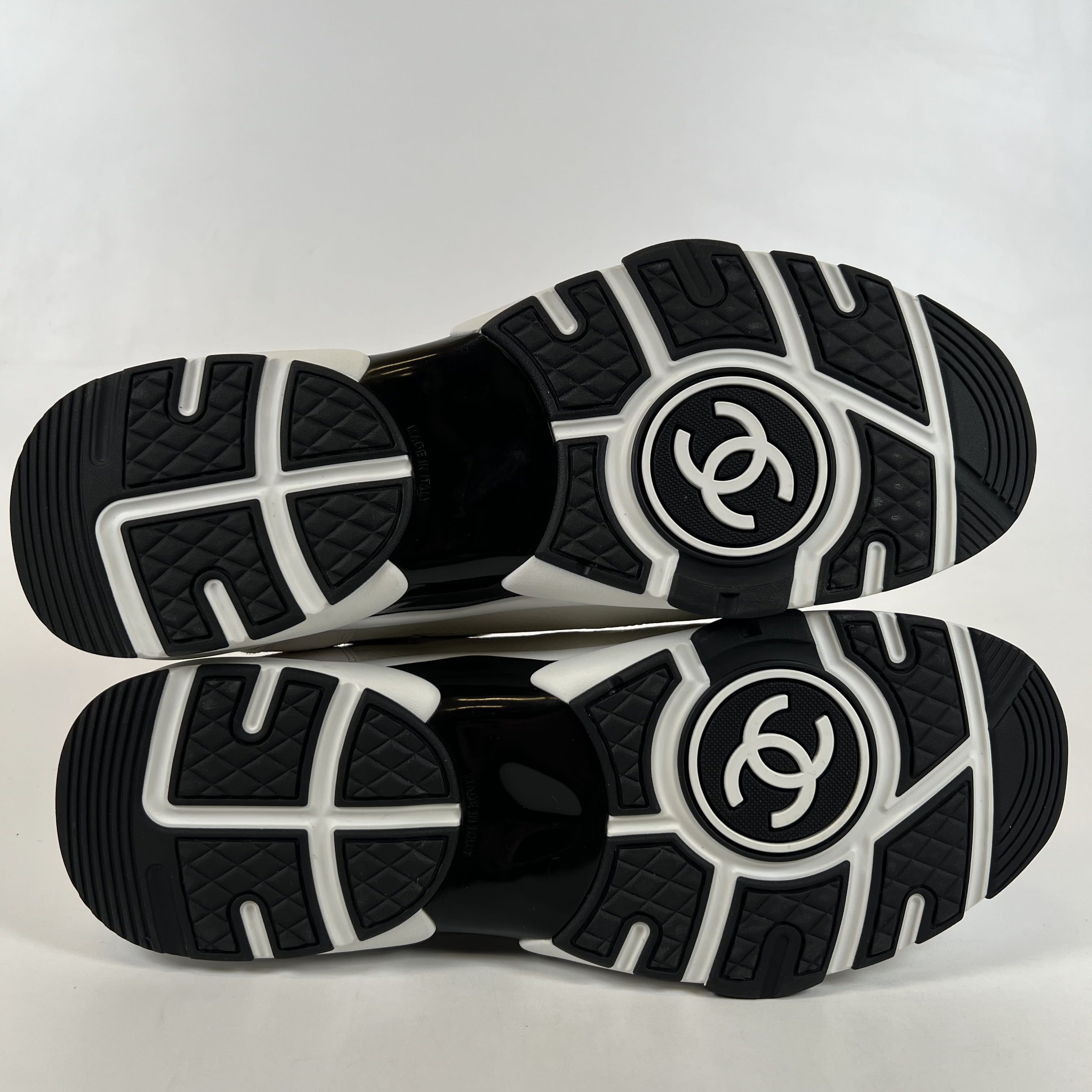 SP12988 Chanel Low Top Trainer Suede White Black (Women's)