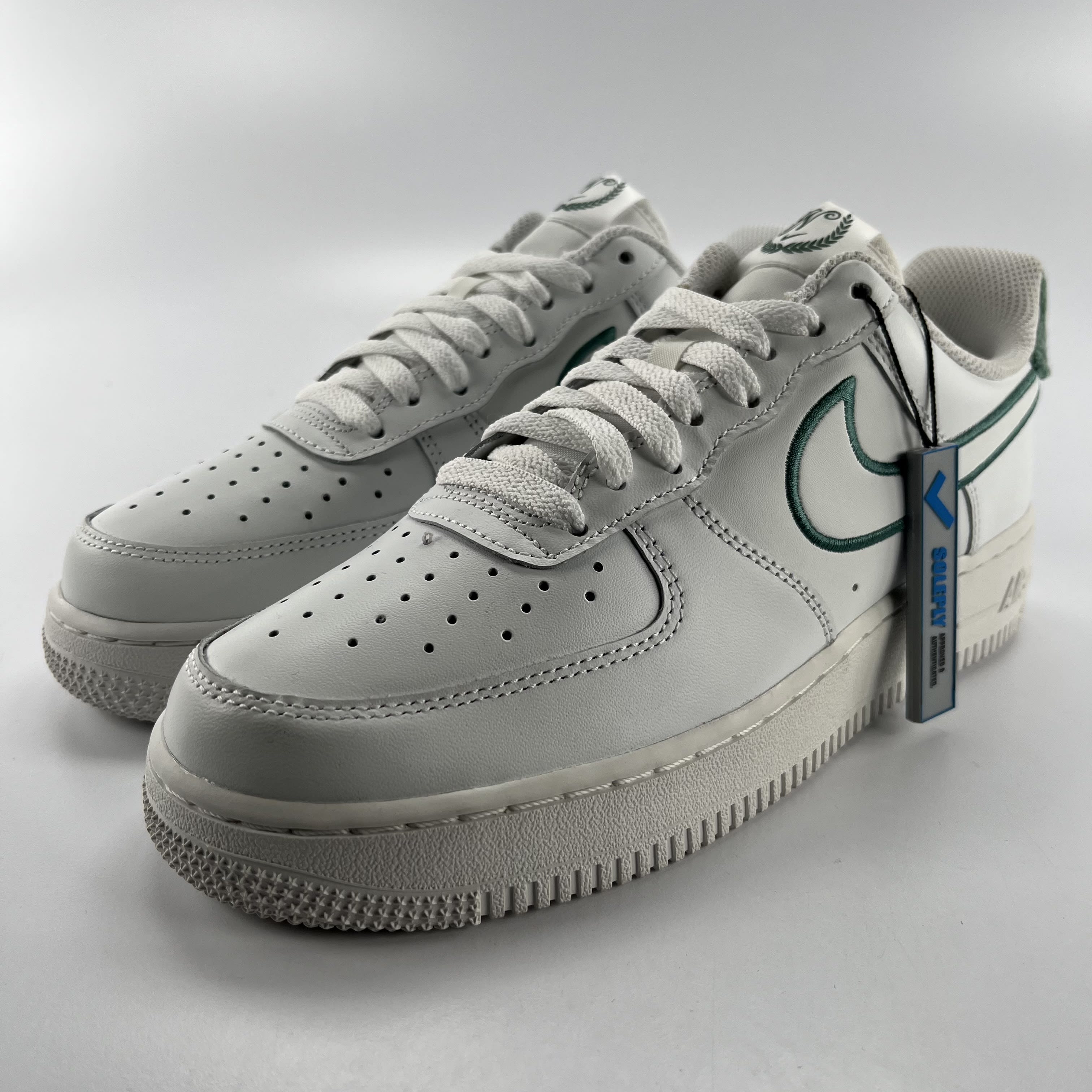424612 Nike Air Force 1 Low Resort and Sport