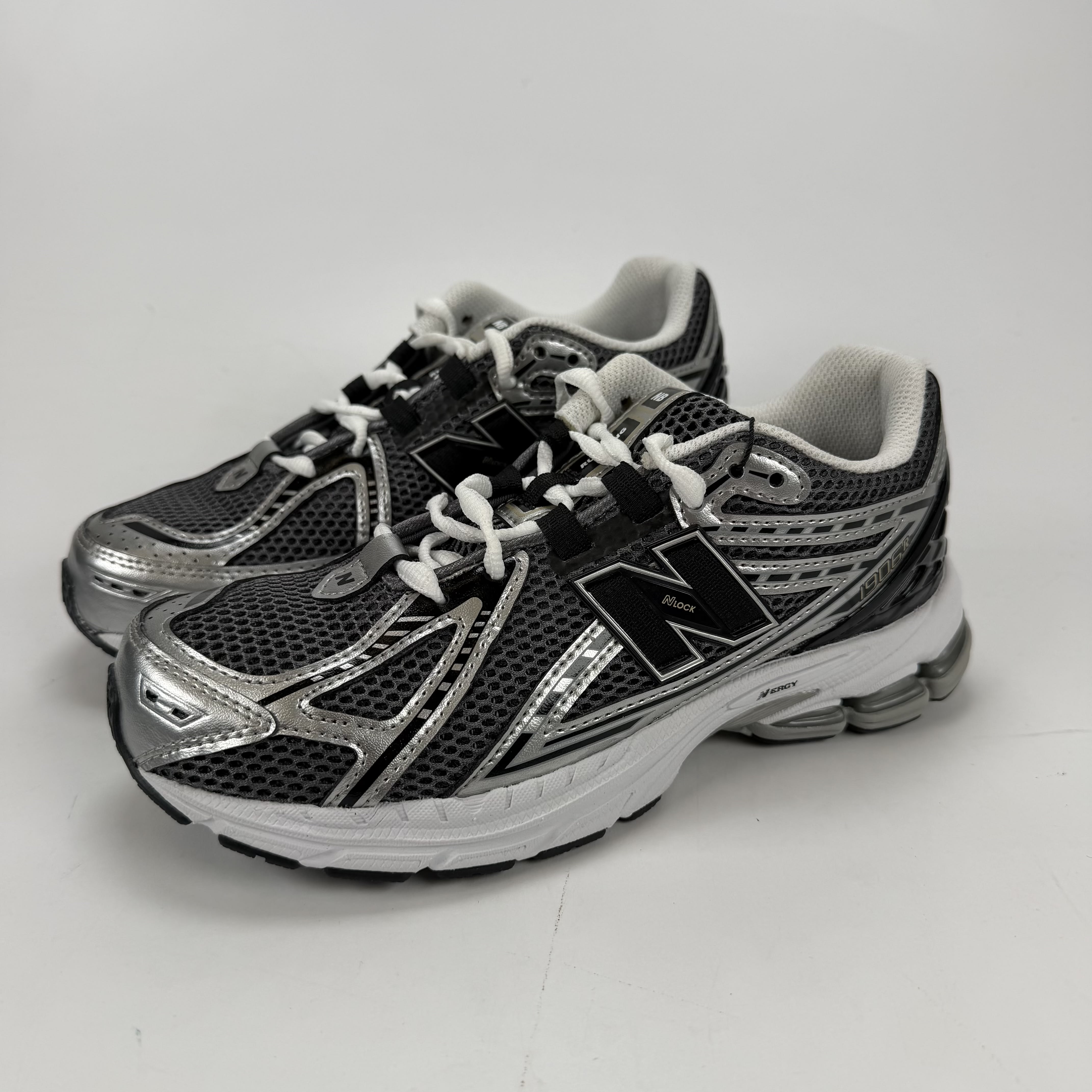646062 New Balance 1906R Silver Metalic Black (GS)