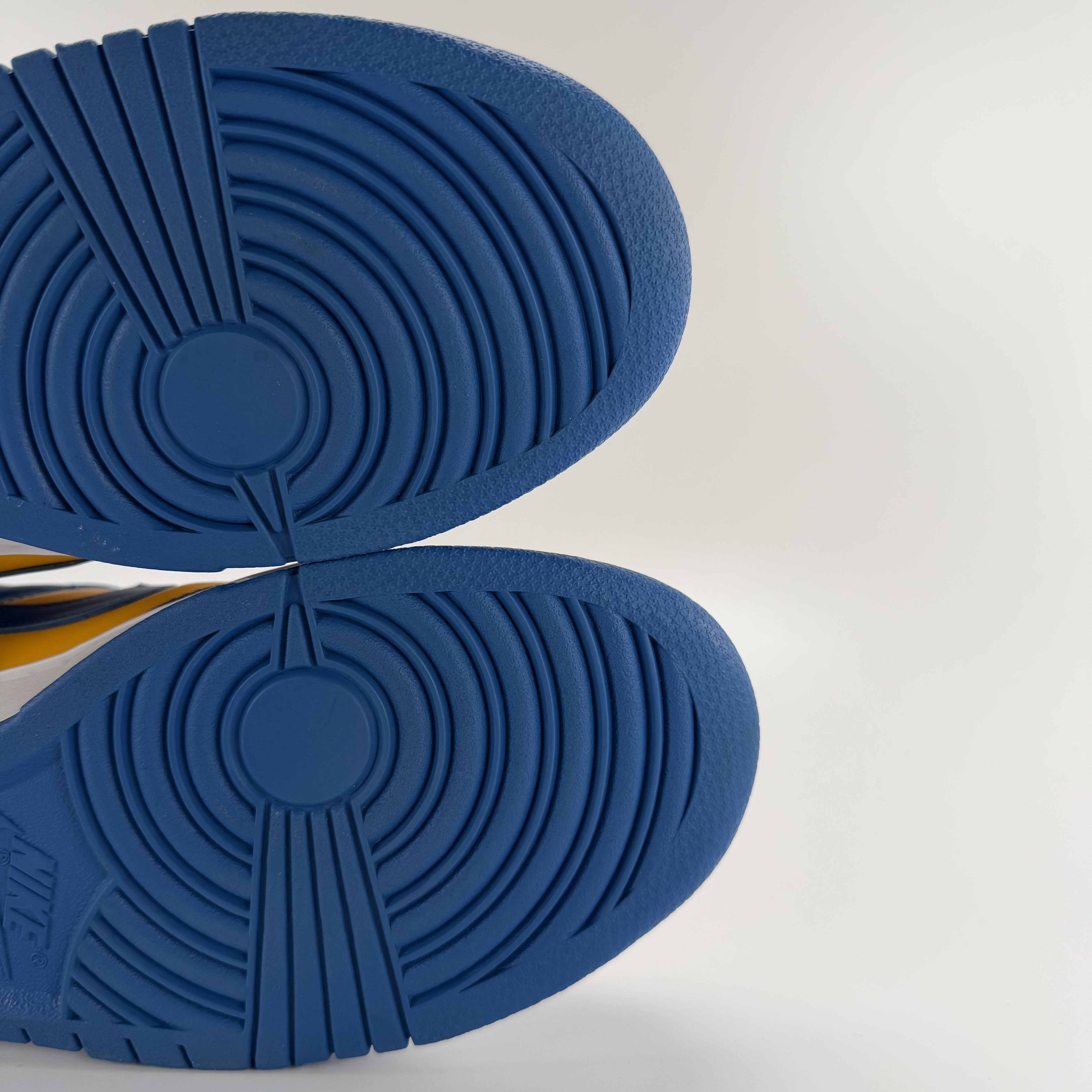 518160 Nike Dunk Low UCLA