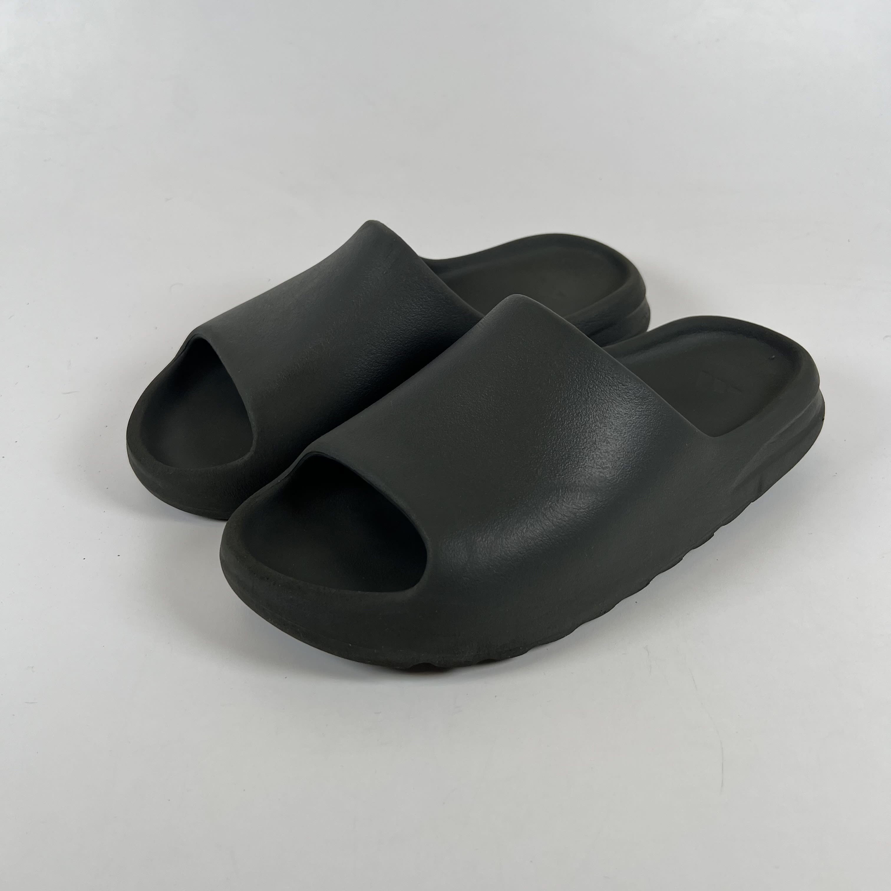 SP9548 adidas Yeezy Slide Dark Onyx