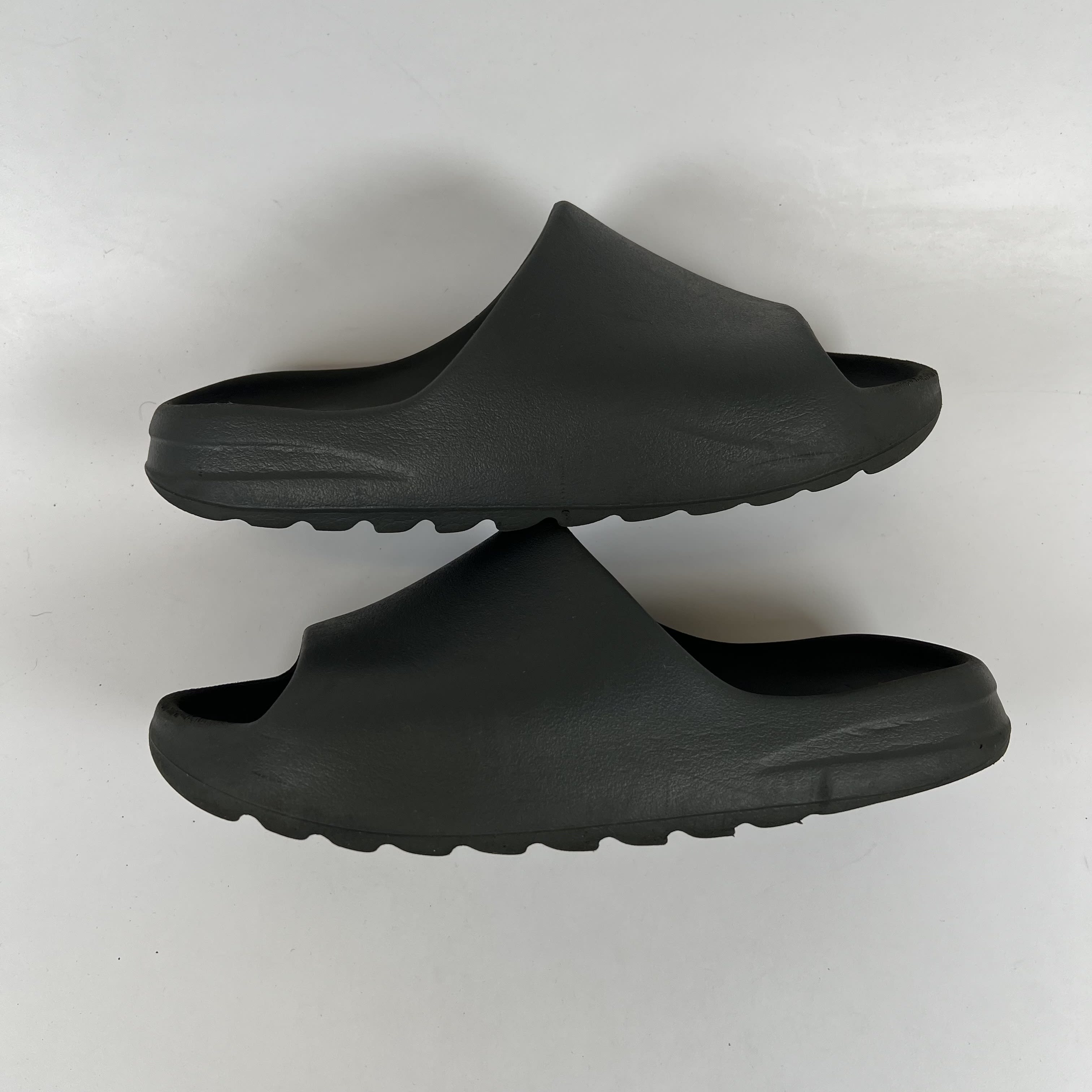 SP9548 adidas Yeezy Slide Dark Onyx