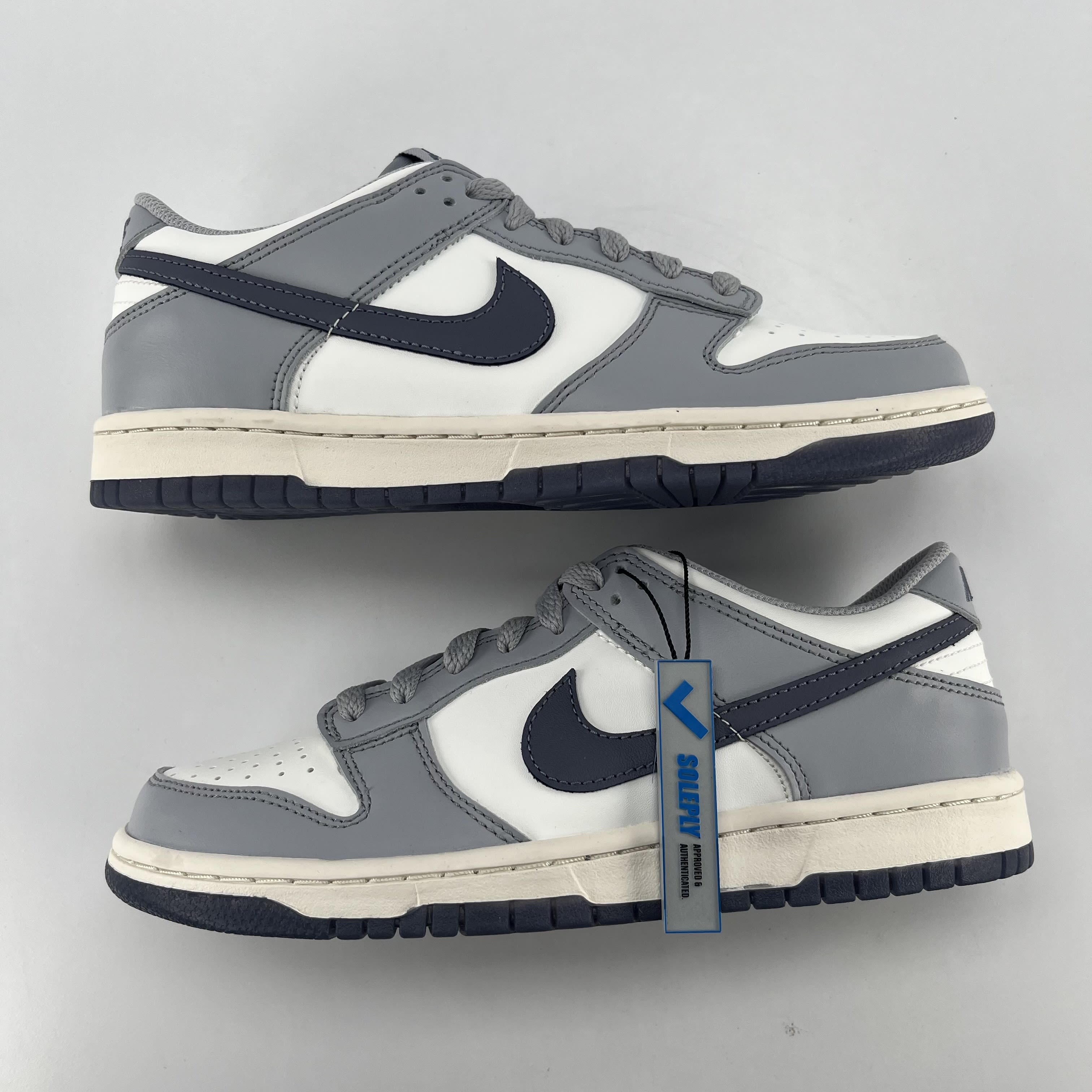 268075 Nike Dunk Low Platinum Tint Light Carbon (GS)