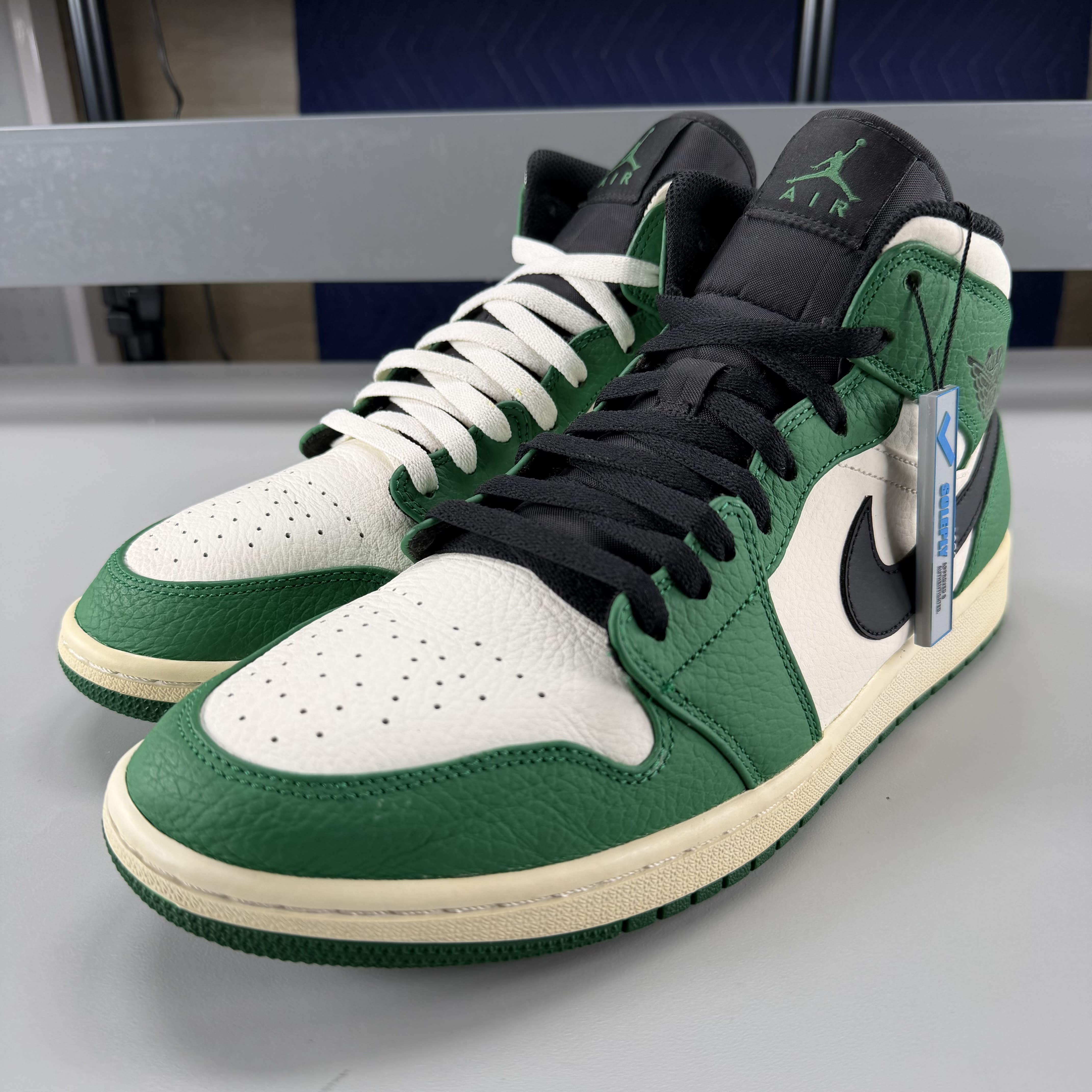 387756 Jordan 1 Mid Pine Green