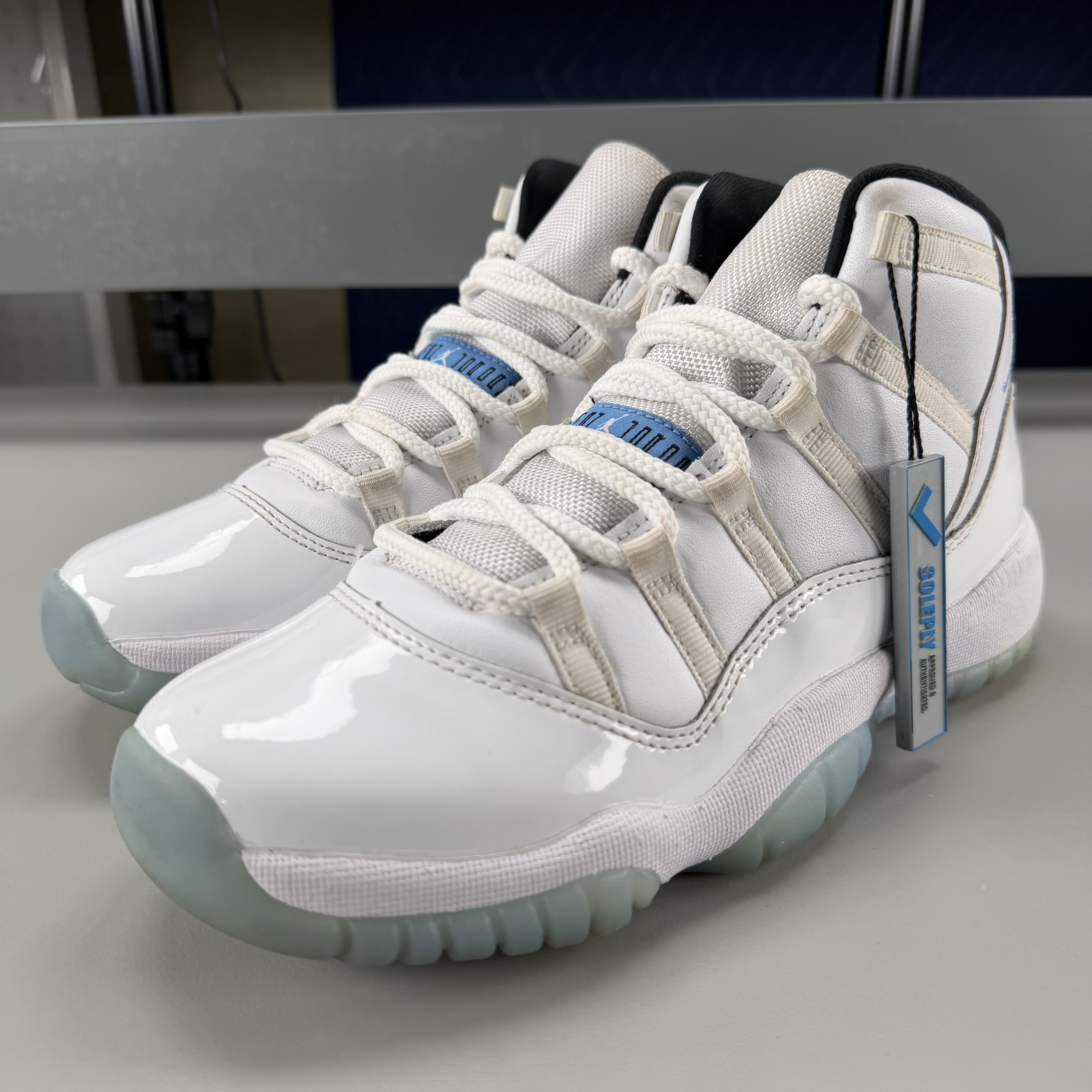 573071 Jordan 11 Retro Legend Blue (2024) (GS)