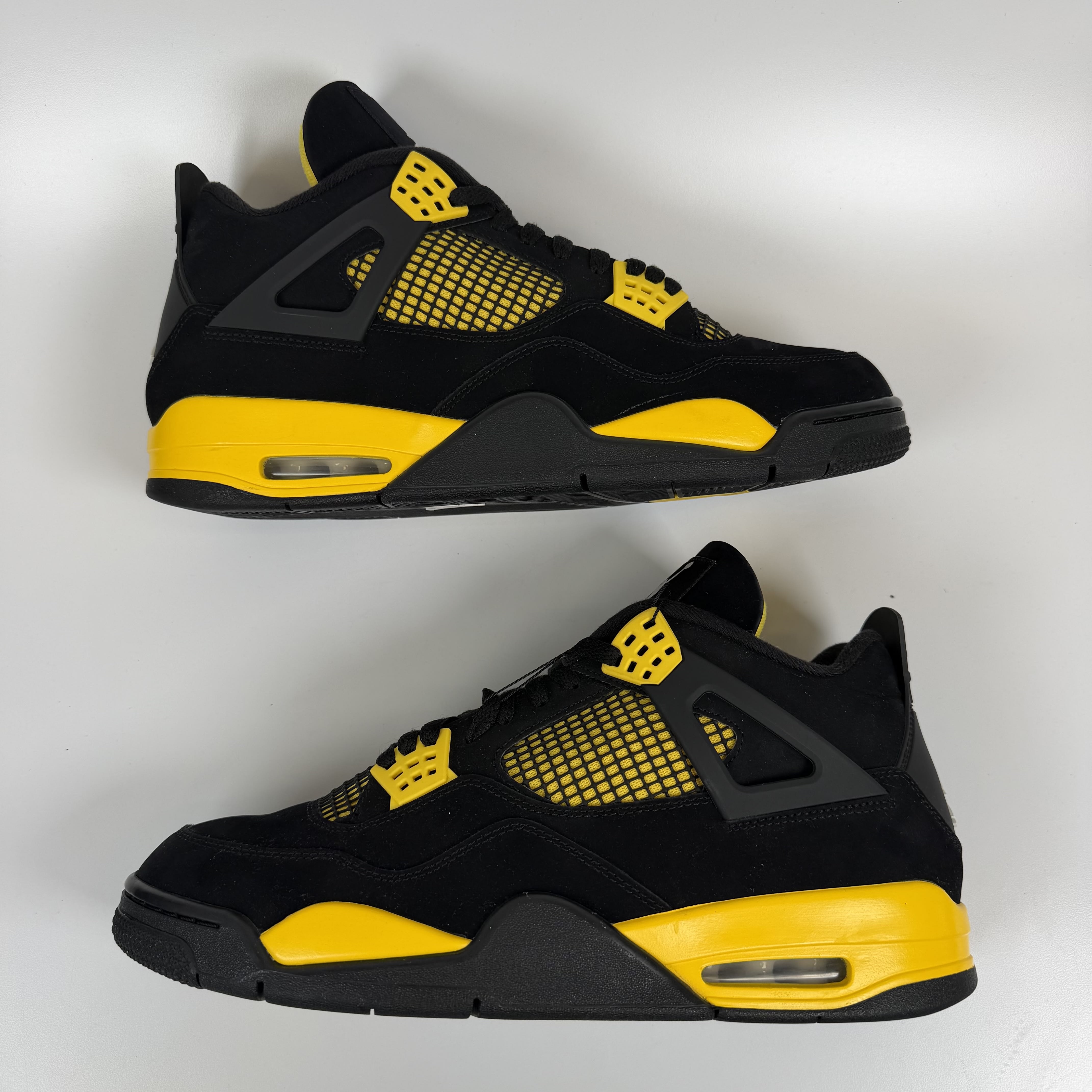 709472 Jordan 4 Retro Thunder (2023)
