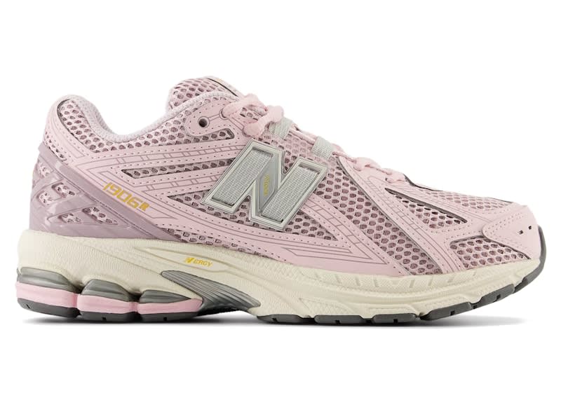 https://res.cloudinary.com/dlqdbsx2k/image/upload/v1773939311/New-Balance-1906R-Rose-Sugar-Ice-Wine-GS_v7hz6n.jpg