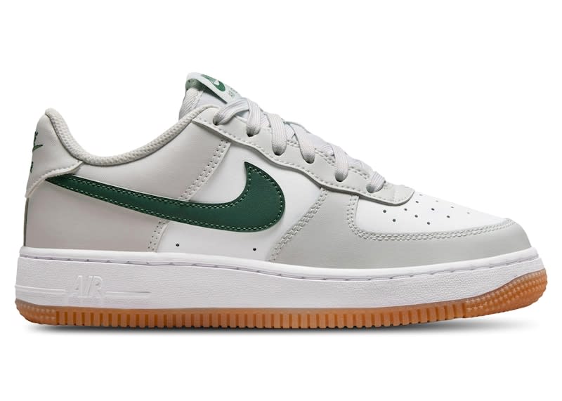 https://res.cloudinary.com/dlqdbsx2k/image/upload/v1779742389/Nike-Air-Force-1-Low-Photon-Dust-Fir-Gum-Medium-Brown-White-GS_dhzfxs.jpg