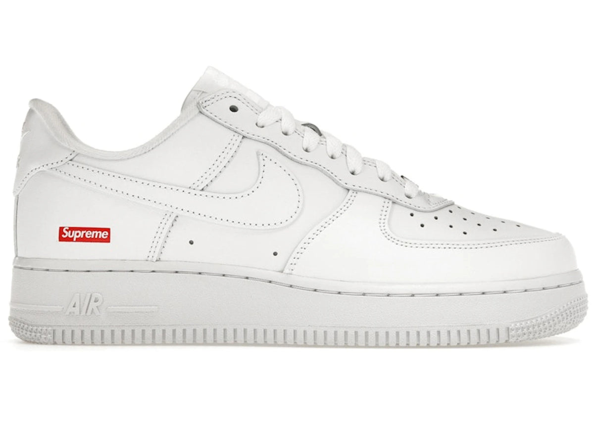 https://images.stockx.com/images/Nike-Air-Force-1-Low-Supreme-Box-Logo-White-Product.jpg?fit=fill&bg=FFFFFF&w=700&h=500&fm=webp&auto=compress&q=90&dpr=2&trim=color&updated_at=1738193358
