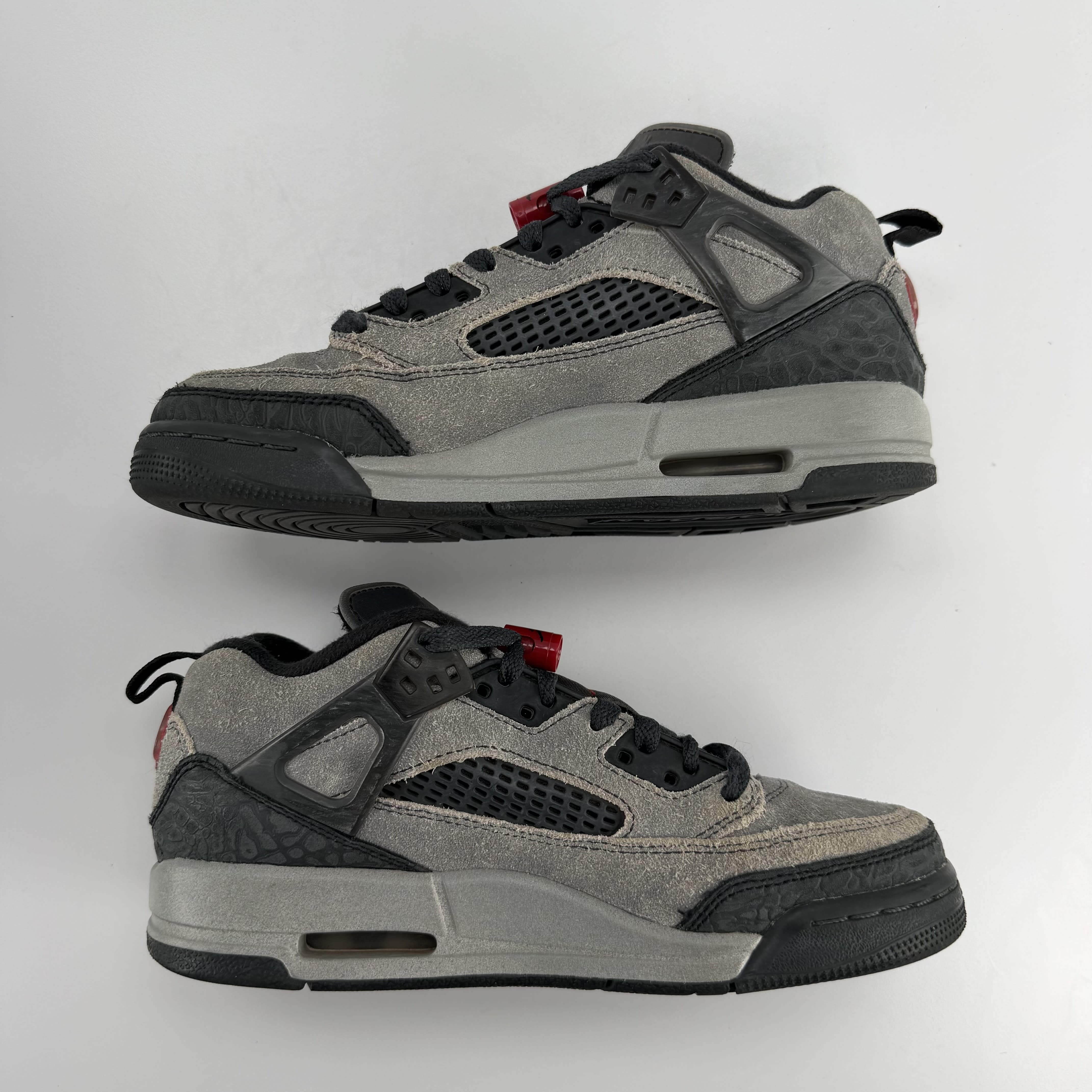 585534 Jordan Spizike Low Anthracite Gym Red (GS)