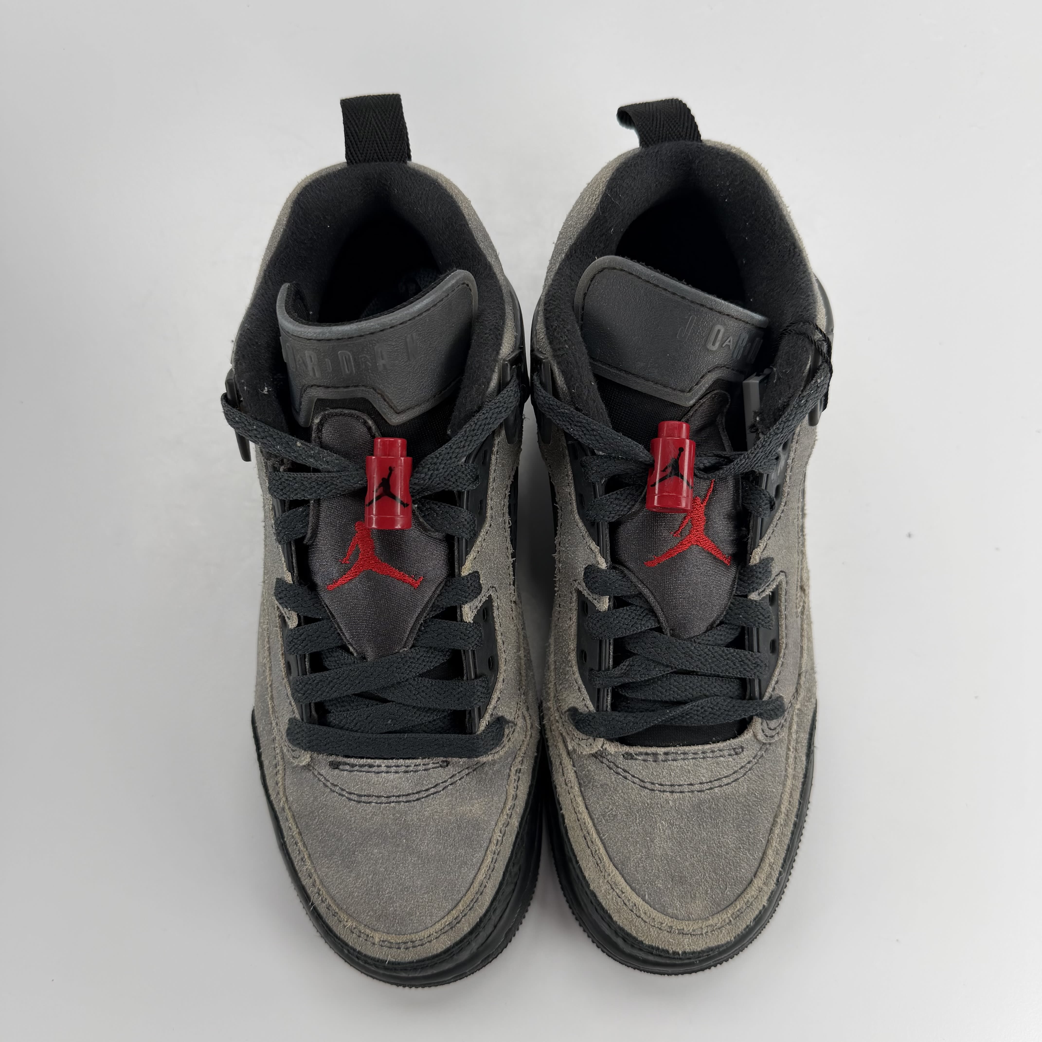 585534 Jordan Spizike Low Anthracite Gym Red (GS)