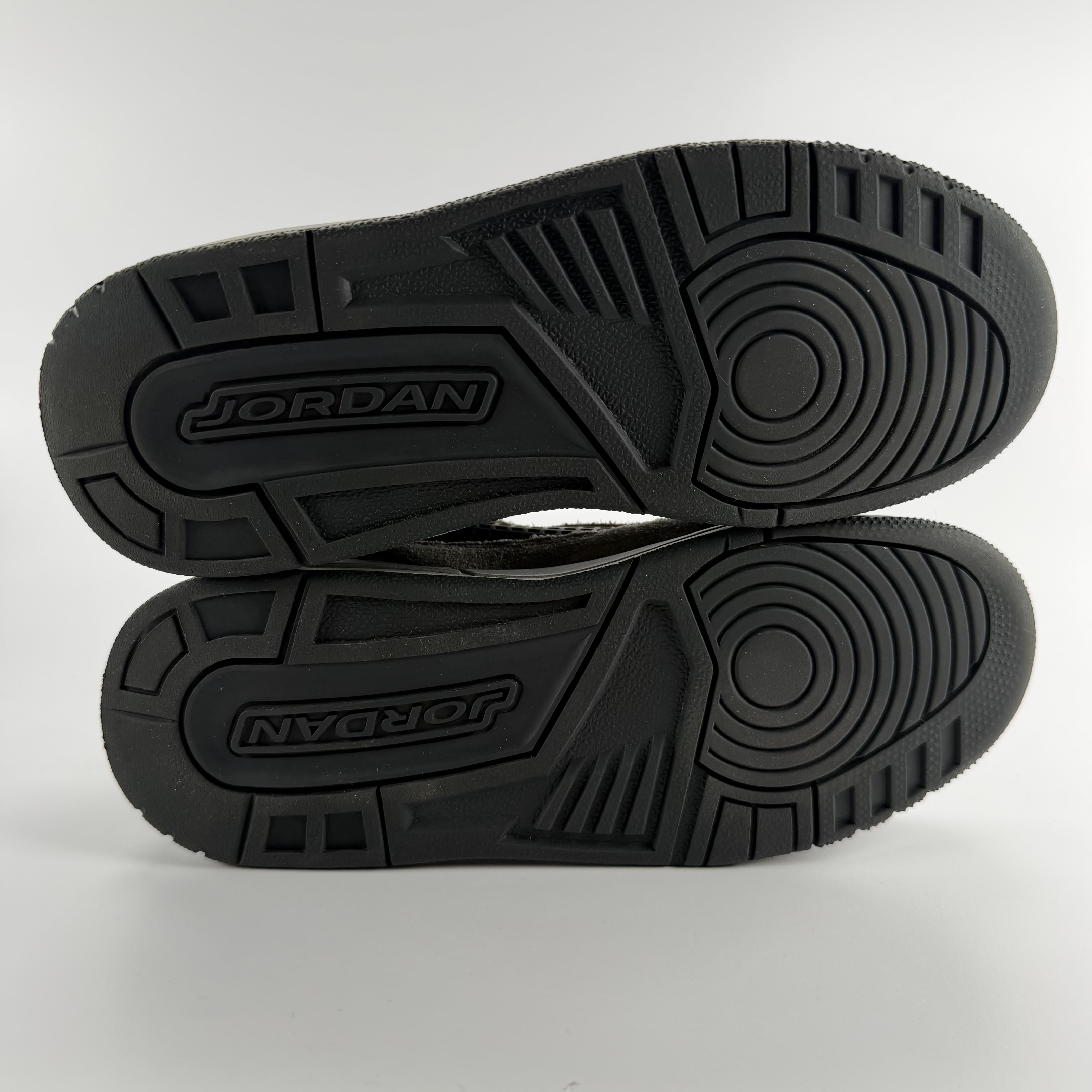585534 Jordan Spizike Low Anthracite Gym Red (GS)