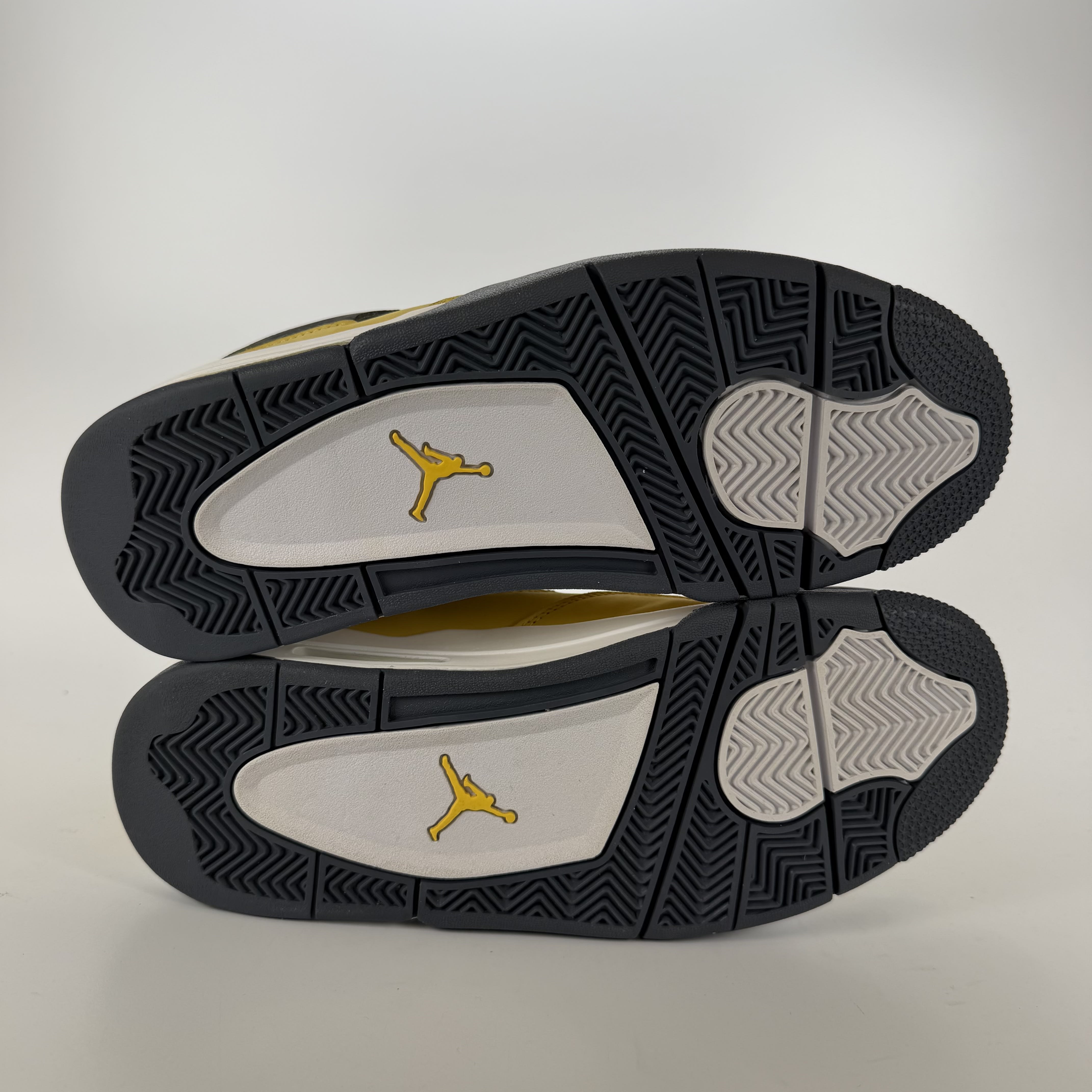 633826 Jordan 4 Retro Lightning (2021)