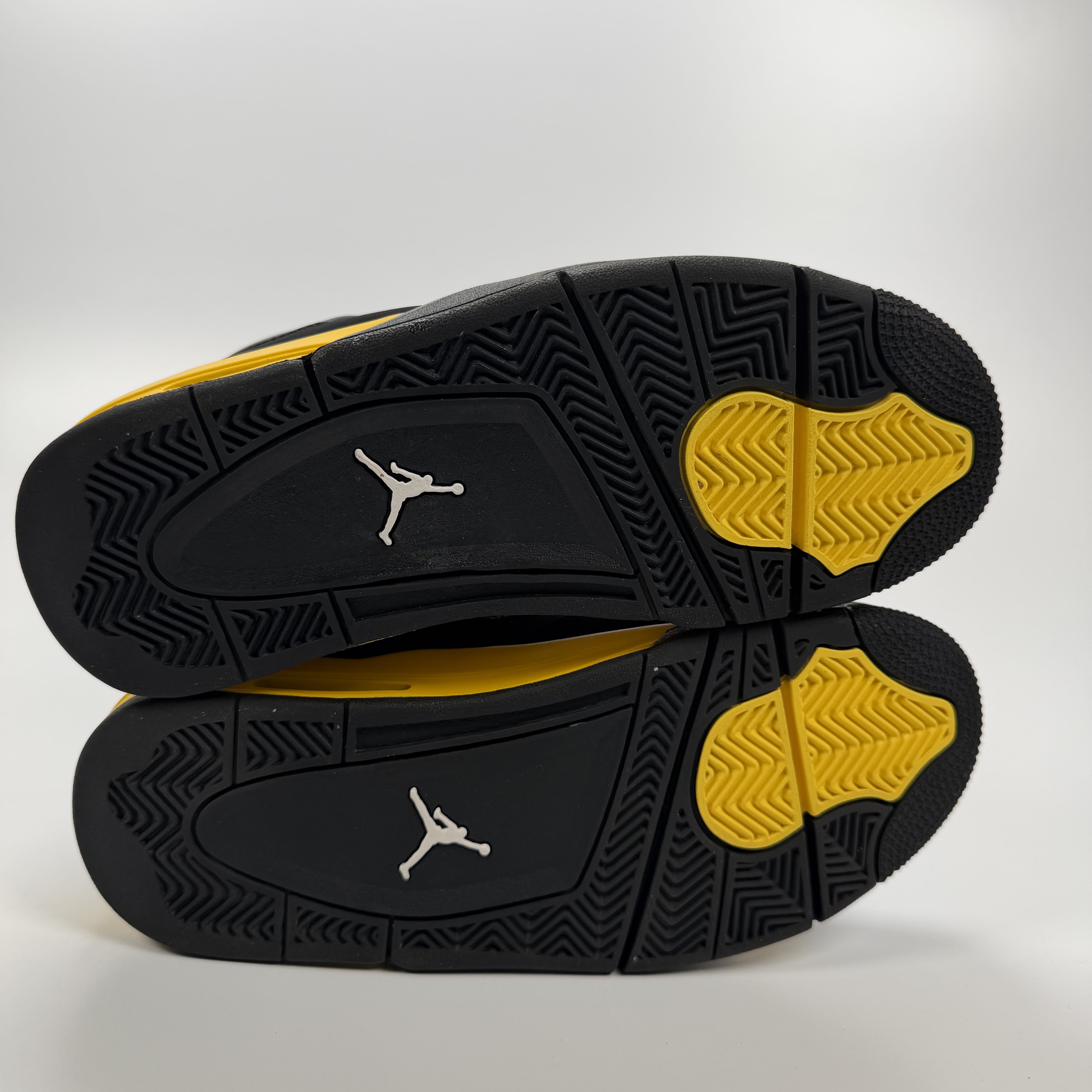 826704 Jordan 4 Retro Thunder (2023) (GS)