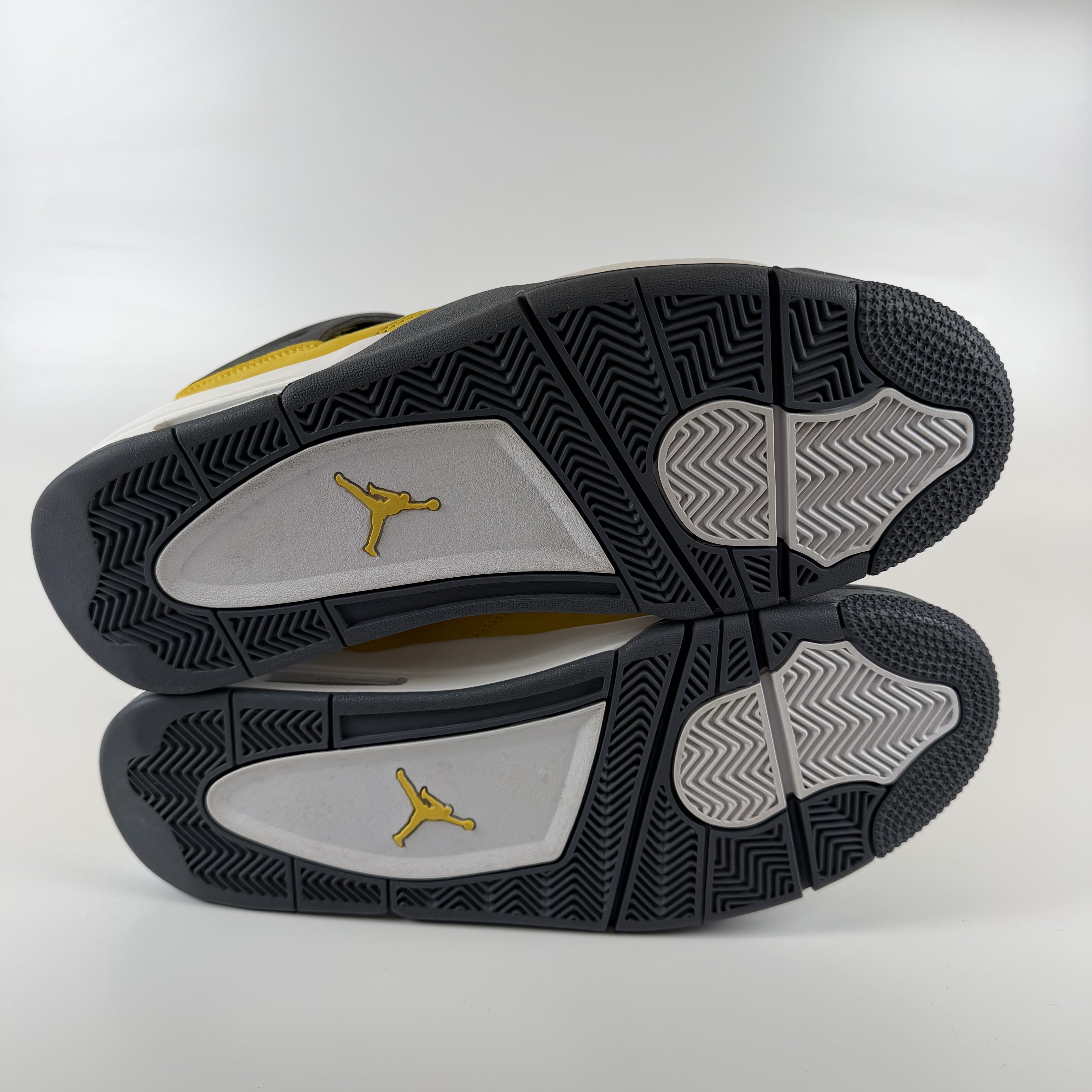 SP6923 Jordan 4 Retro Lightning (2021)
