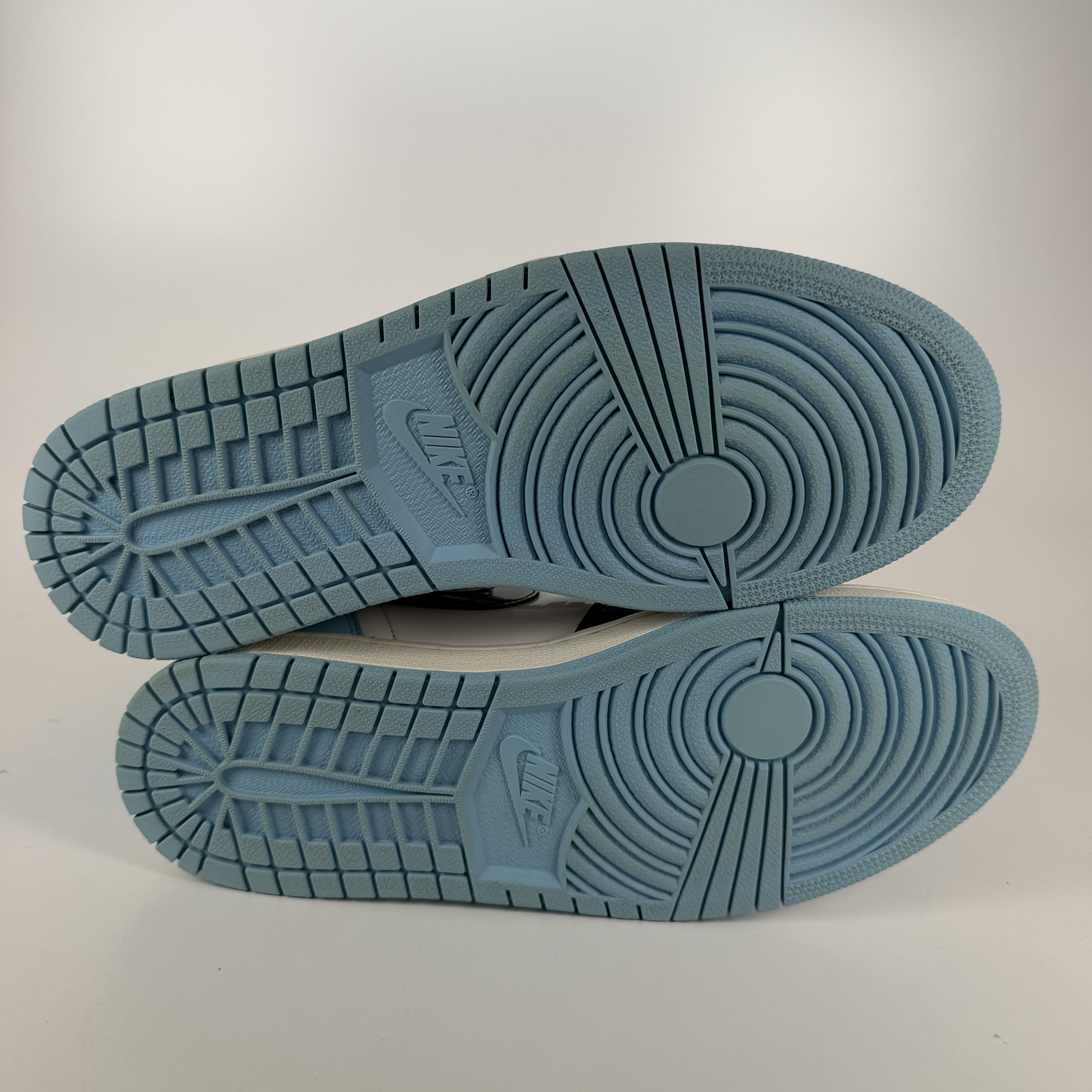632776 Wmns Air Jordan 1 Retro High OG 'Blue Chill'
