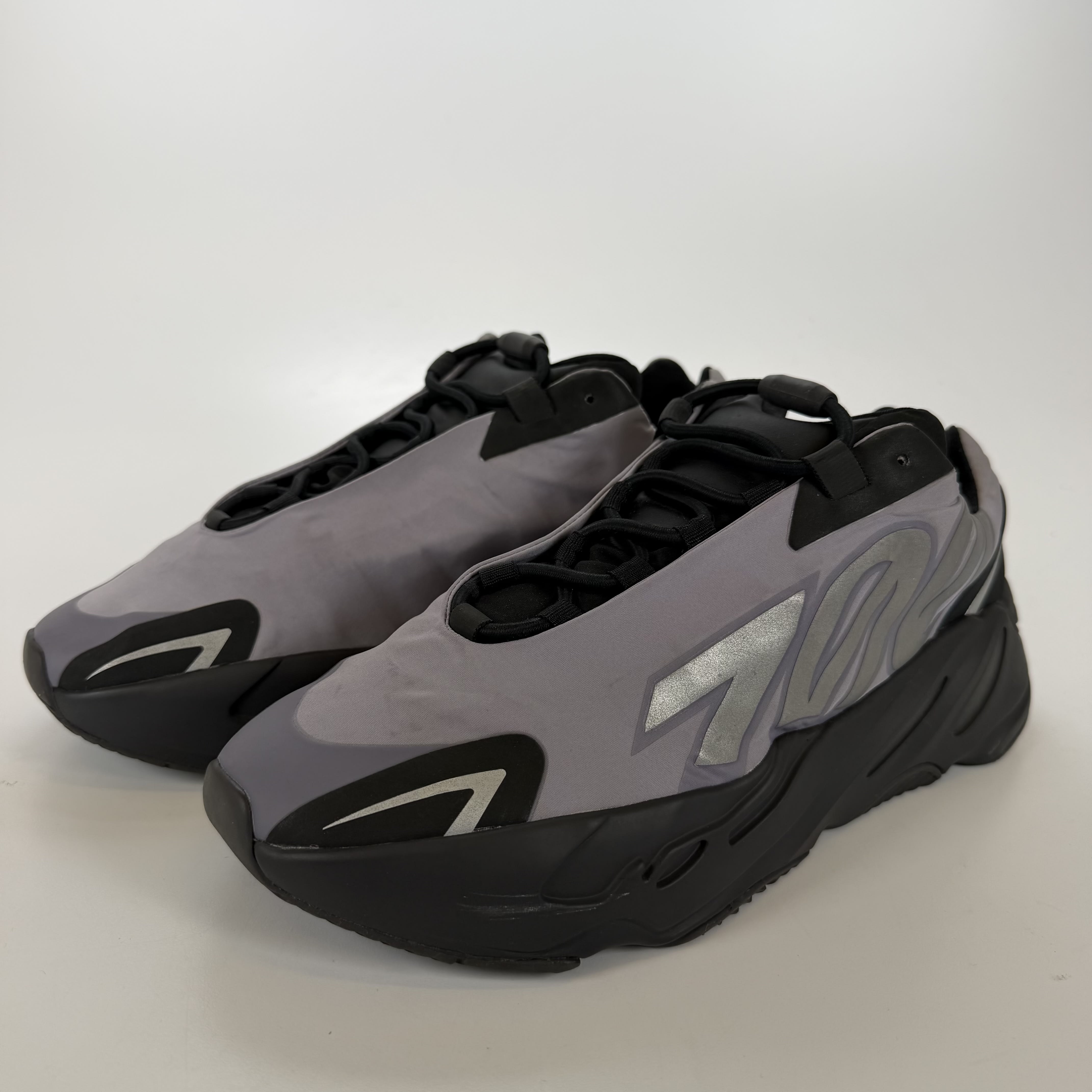 351835 Yeezy Boost 700 MNVN 'Geode'