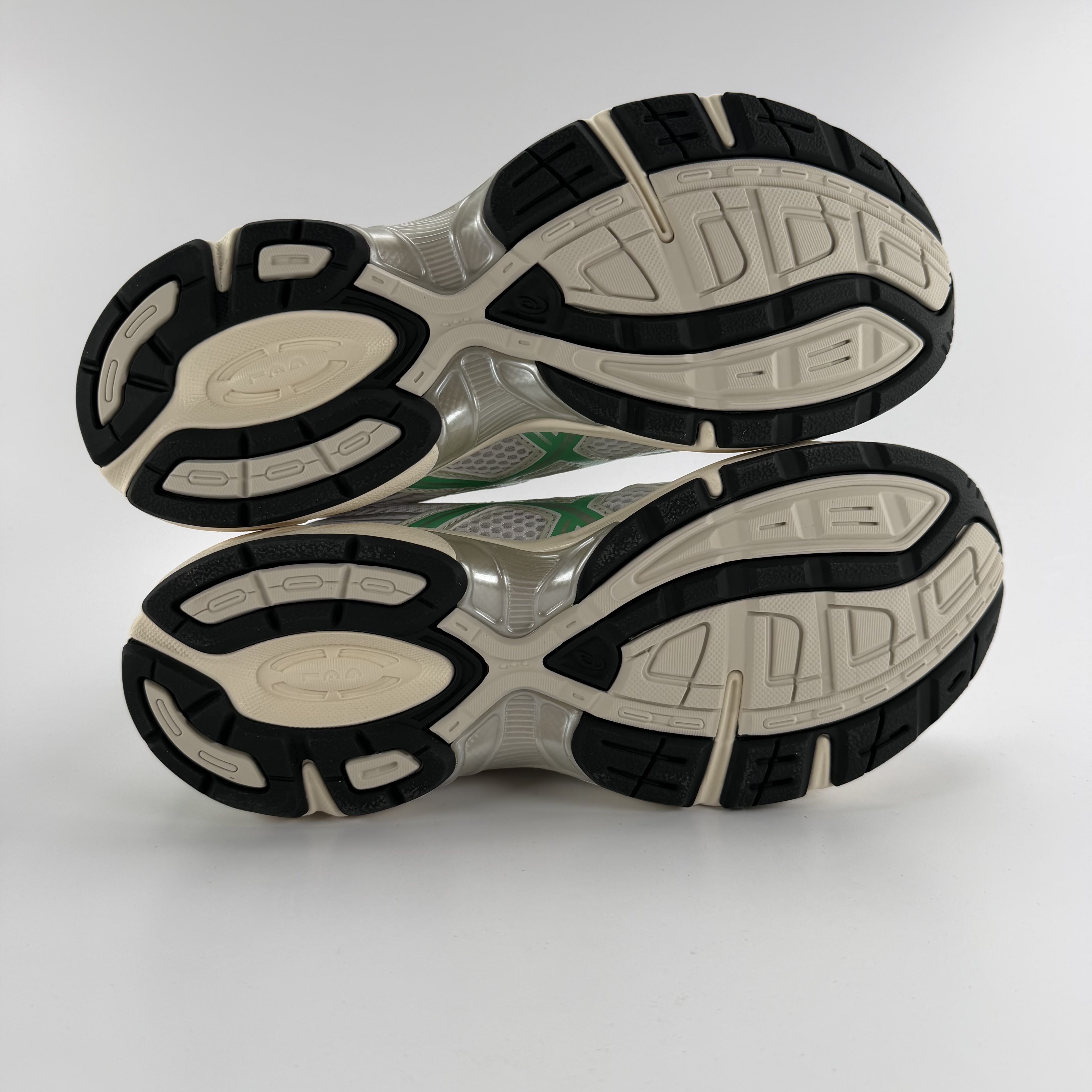 267476 ASICS Gel-1130 White Malachite Green Off White Midsole (Women's)
