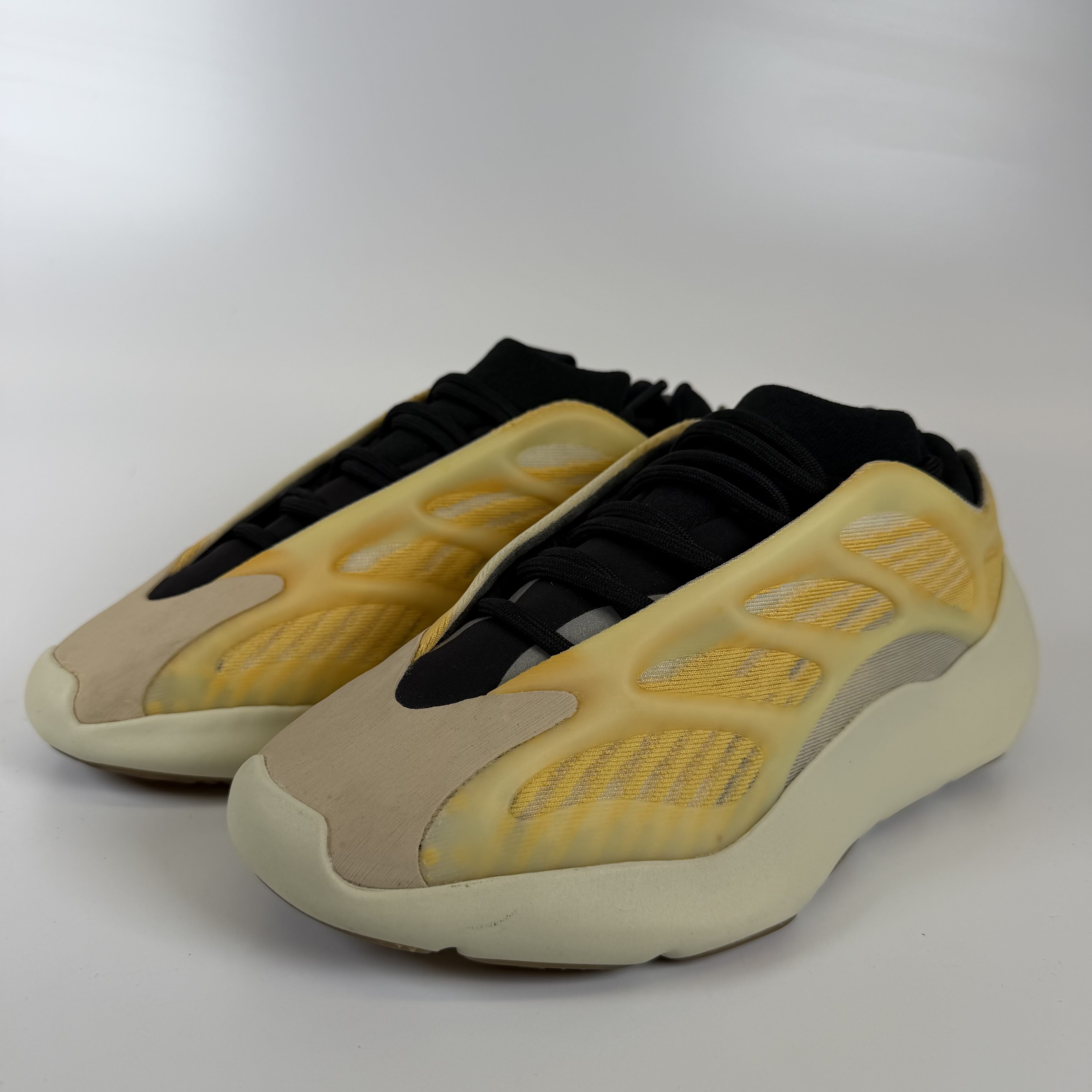 522691 Yeezy 700 V3 'Mono Safflower'