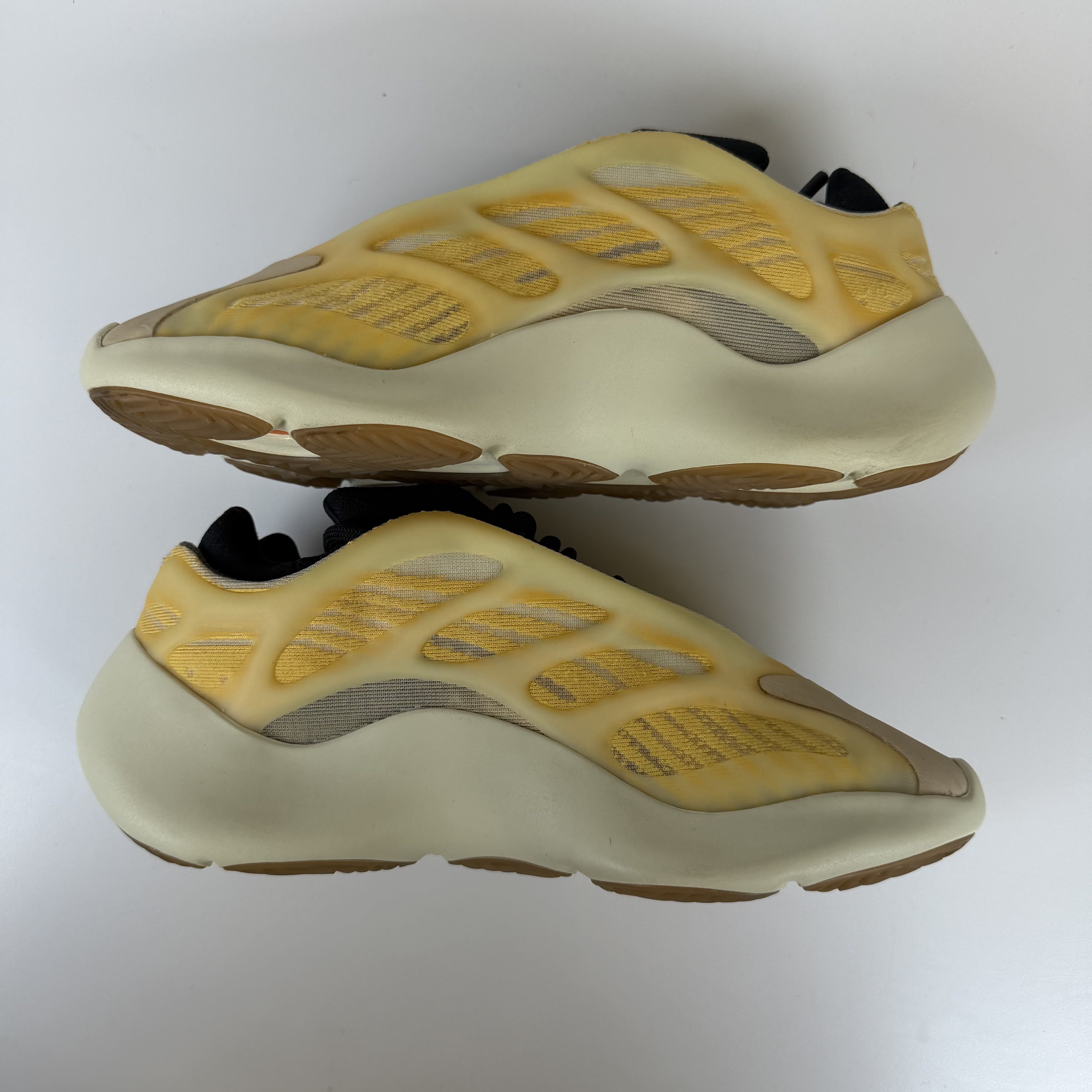 522691 Yeezy 700 V3 'Mono Safflower'