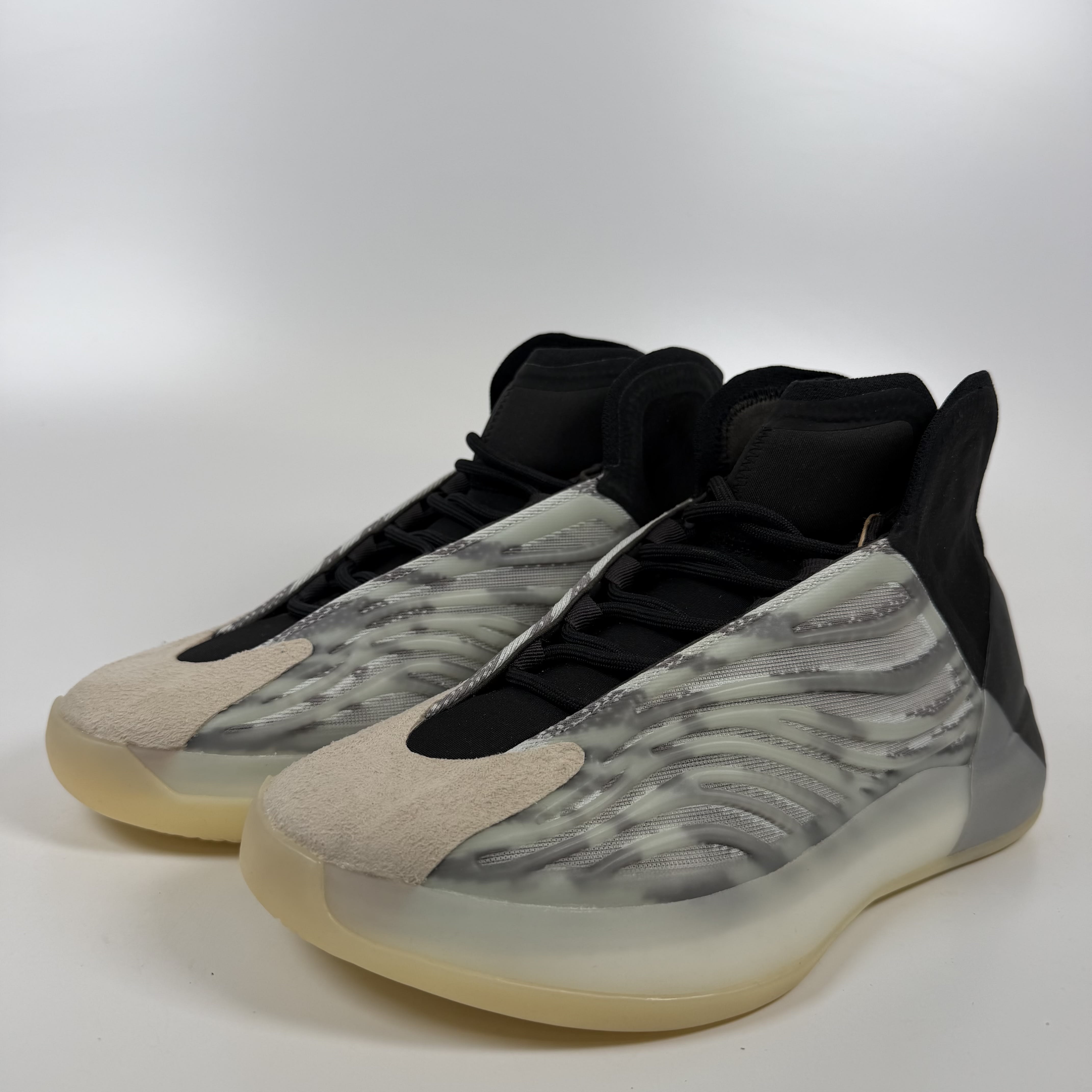 SP10146 adidas YZY QNTM BSKTBL (Performance Basketball Model)