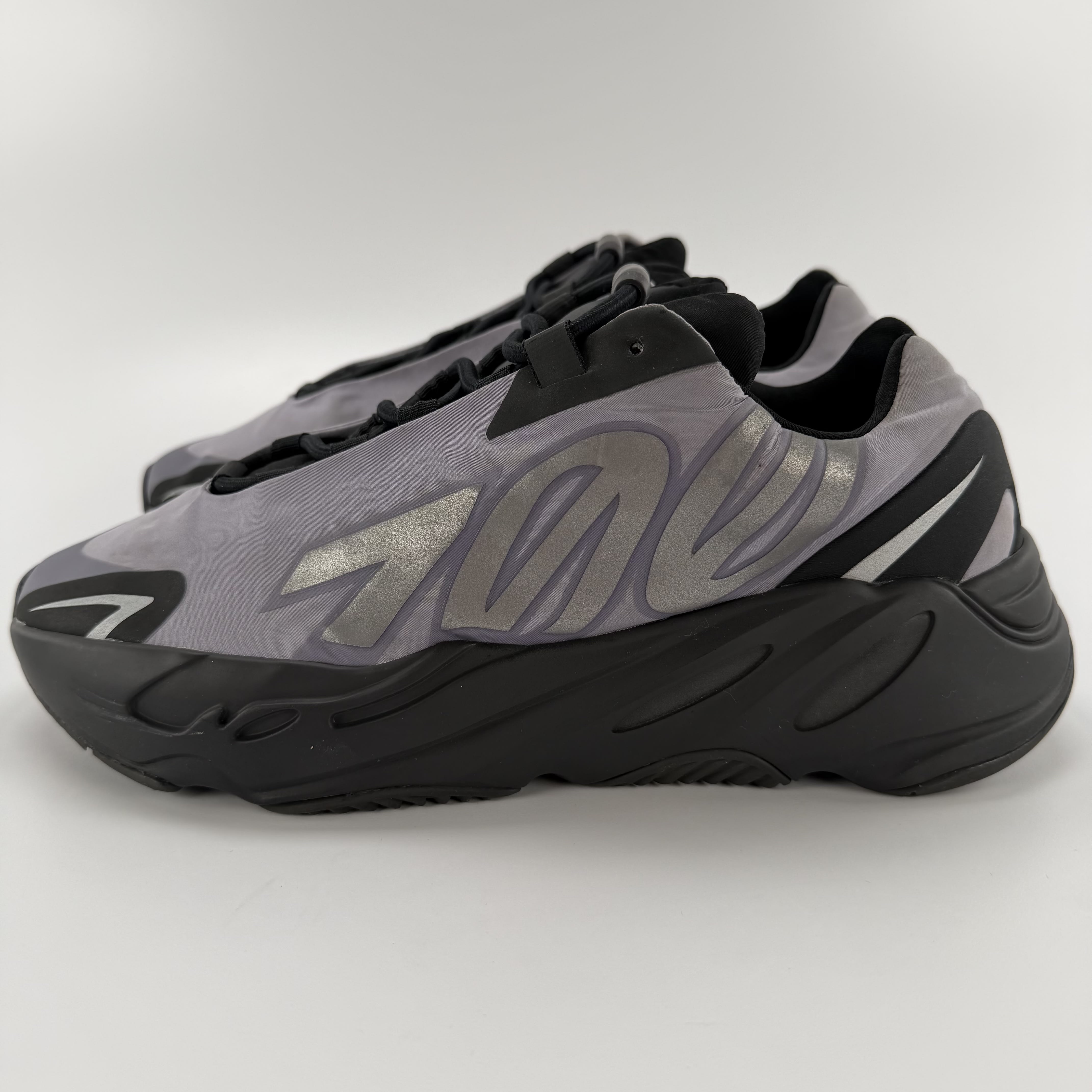 351835 Yeezy Boost 700 MNVN 'Geode'