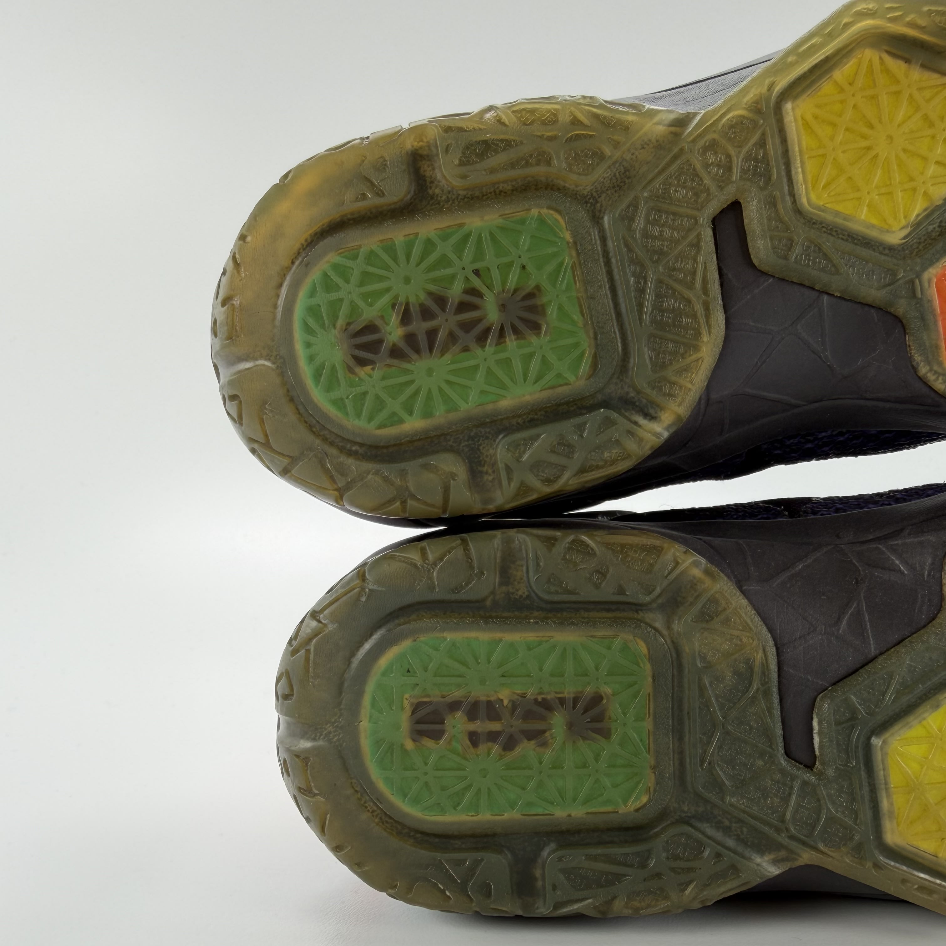 527587 Nike LeBron 12 Instinct (PS)