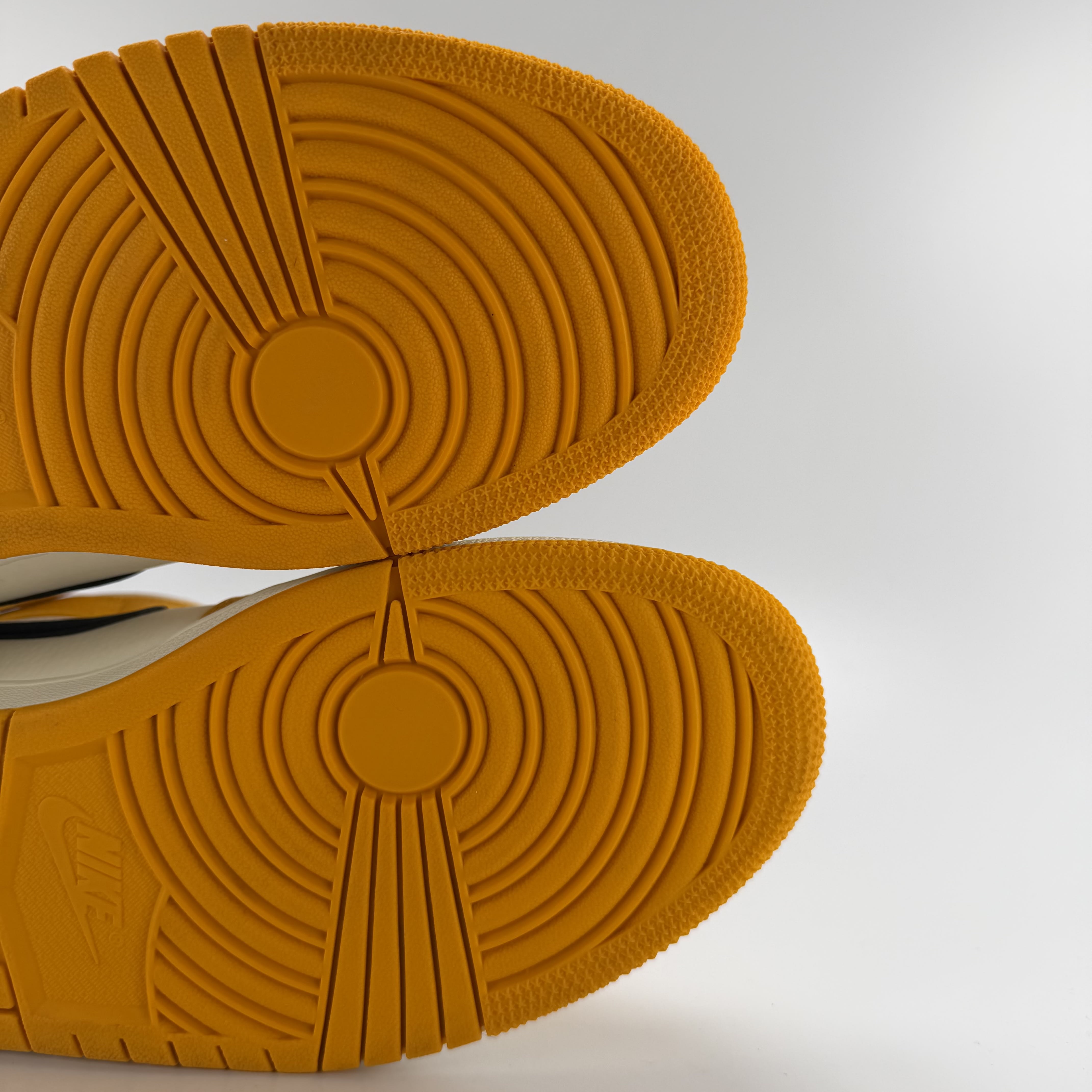 644703 Air Jordan 1 Mid 'Lakers'