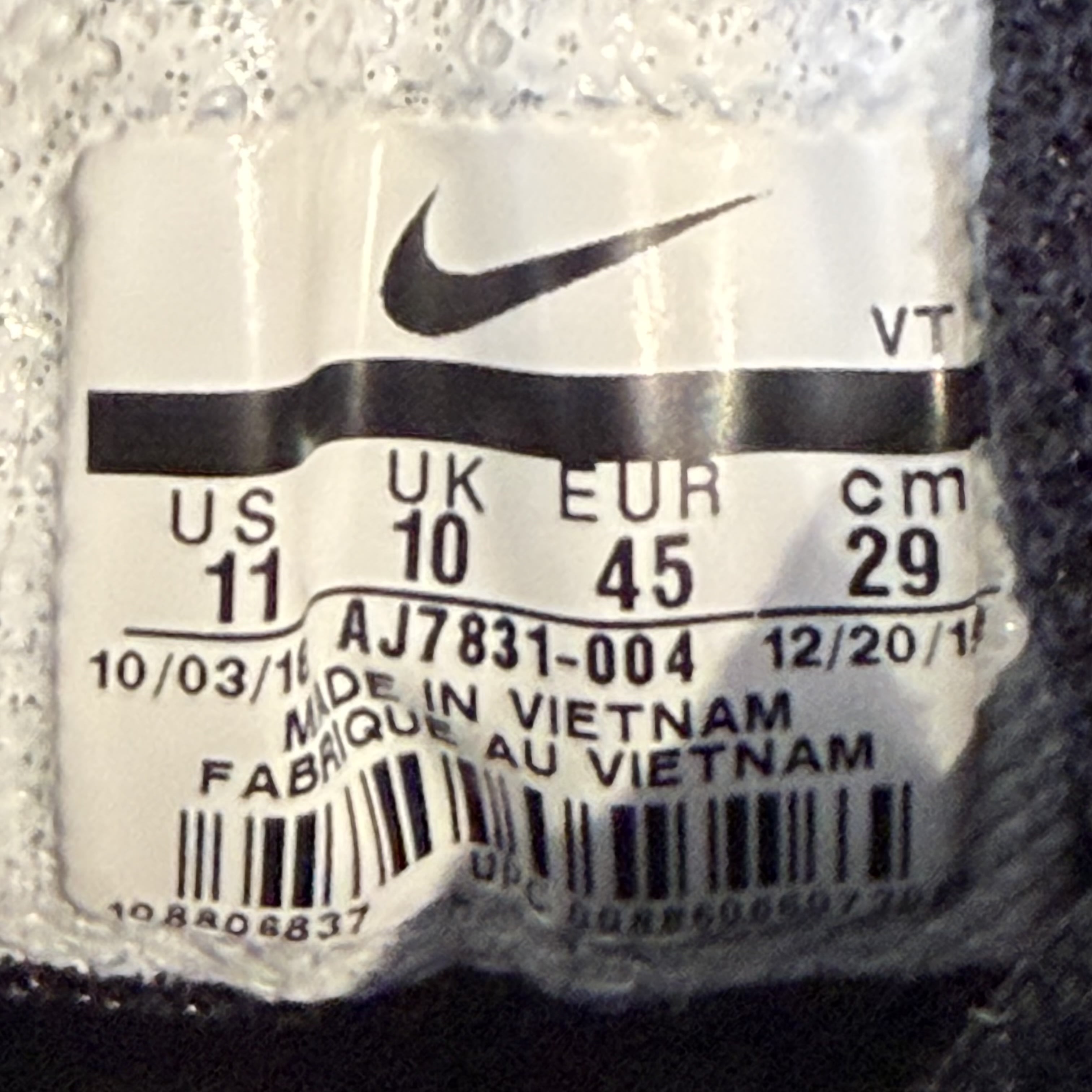 719602 Nike Air Max Deluxe Throwback Future