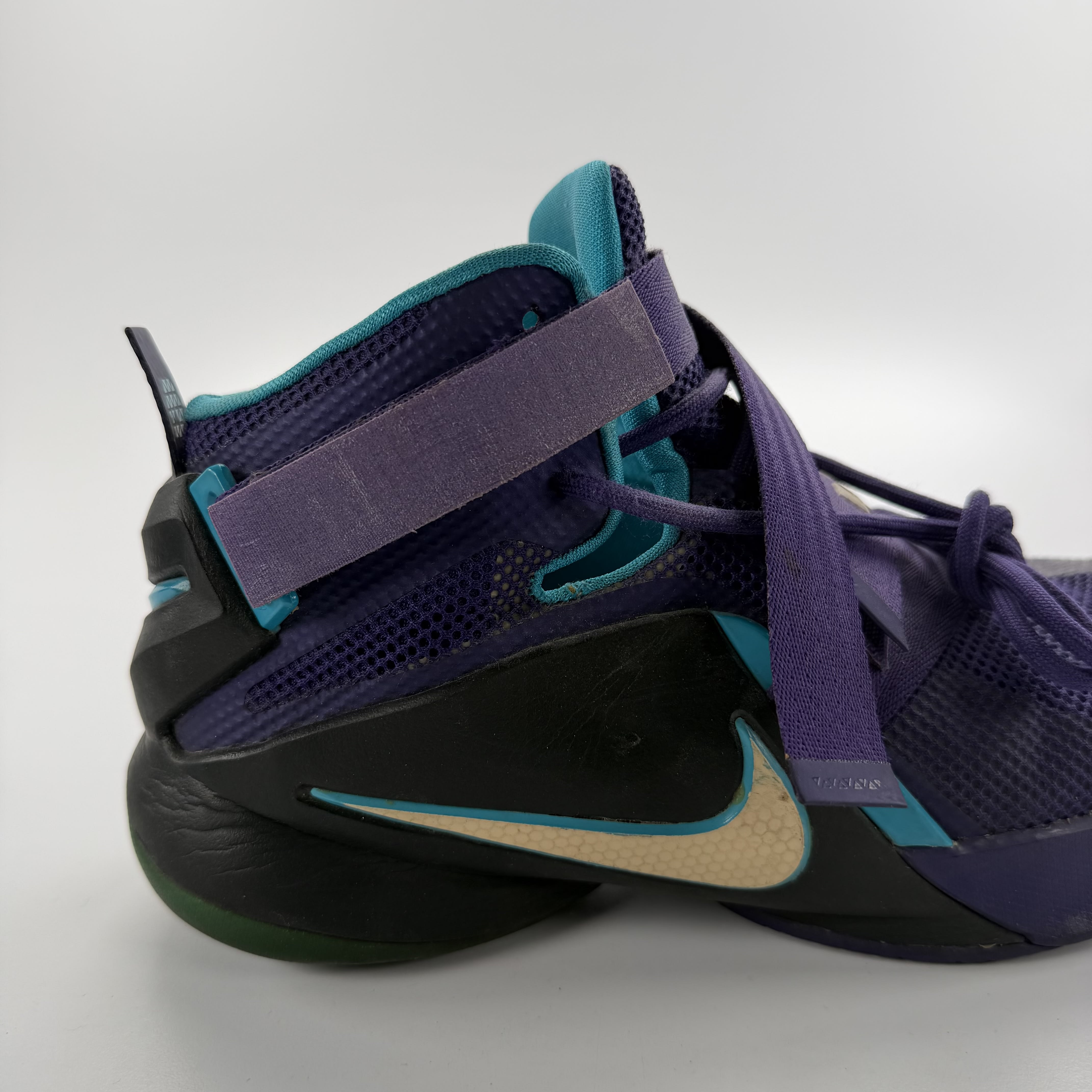 SP5766 Nike LeBron Soldier 9 GS 'Charlotte Hornets'