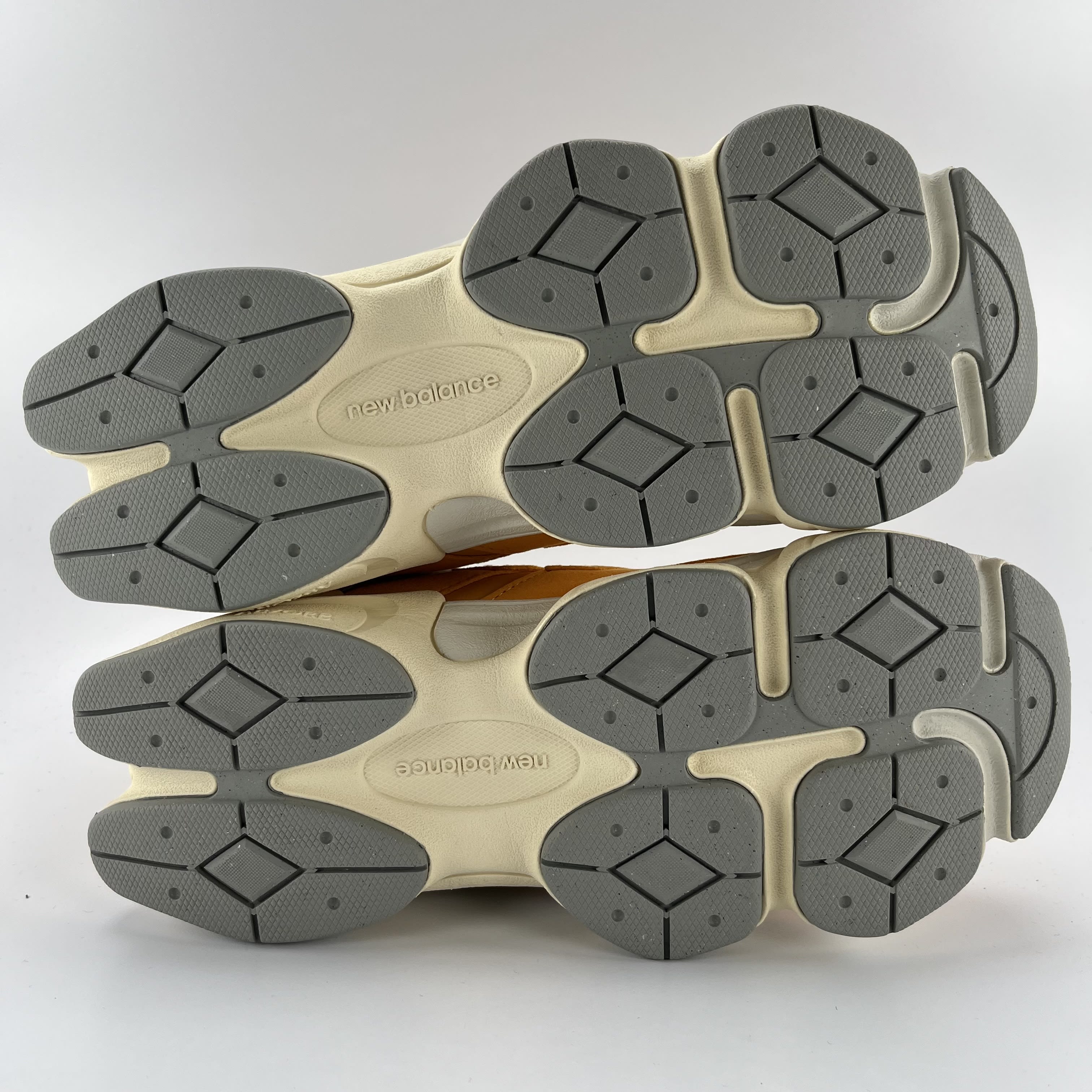 450137 New Balance 9060 Varsity Gold (GS)