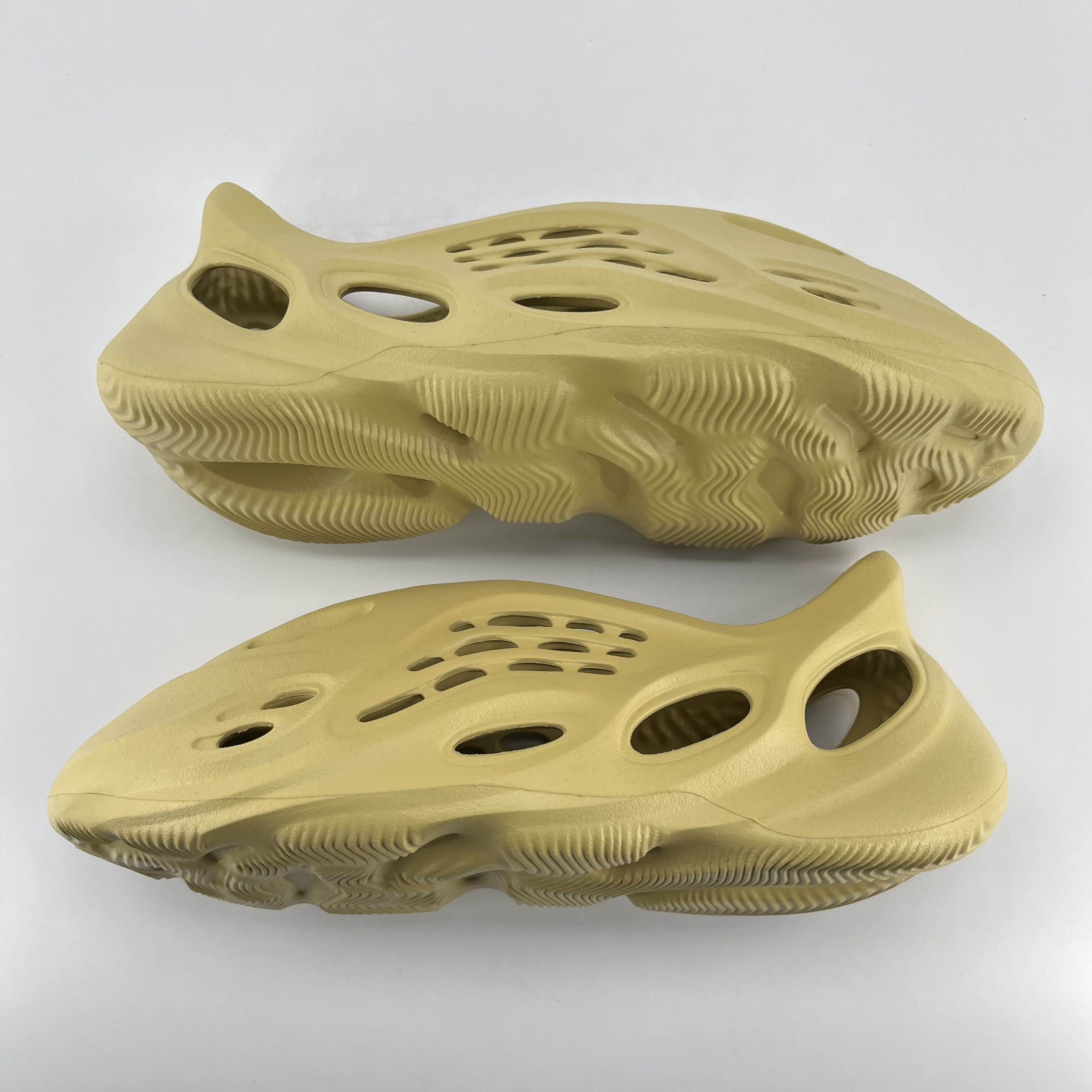 312203 adidas Yeezy Foam RNNR Sulfur
