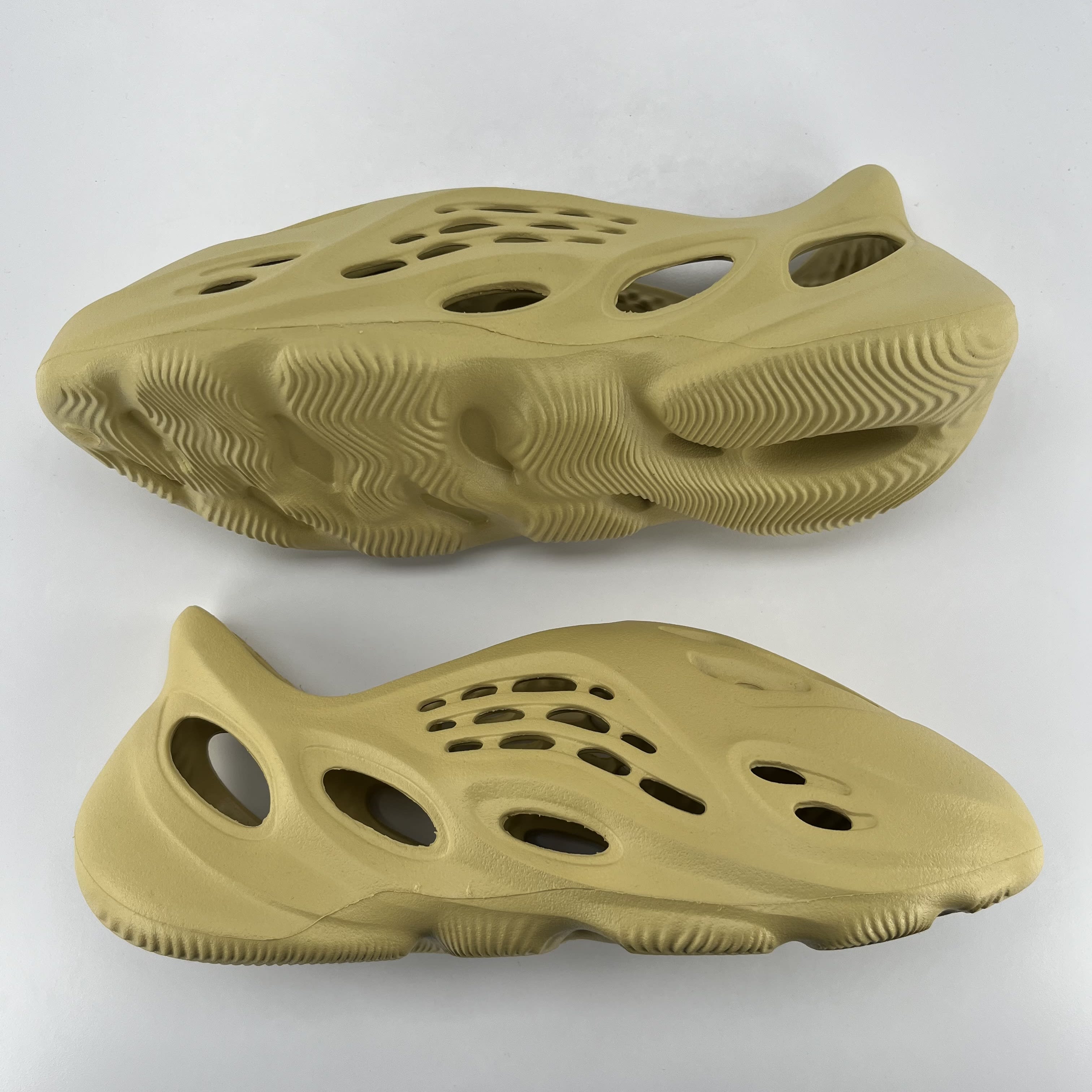 312203 adidas Yeezy Foam RNNR Sulfur