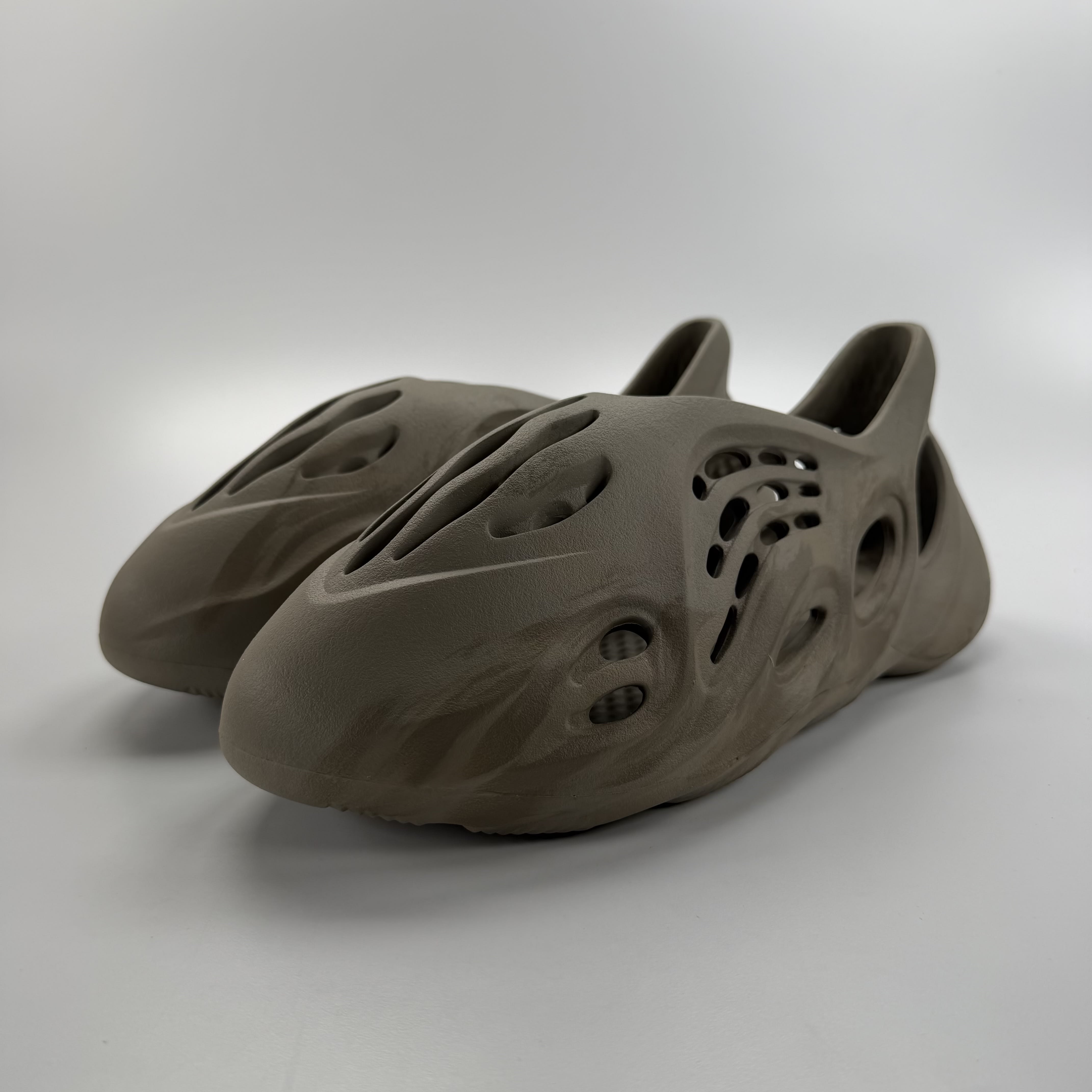 610489 adidas Yeezy Foam RNNR Stone Sage